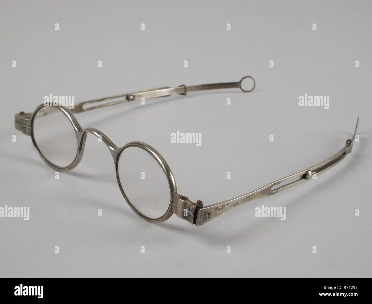 Gafas con lentes ovalados en la fuerza, Marco plateado y plumas,  espectáculo recto ajustable lente ojo de vidrio equipos metal plateado,  gafas con lentes ovalados en la fuerza. El bastidor y el