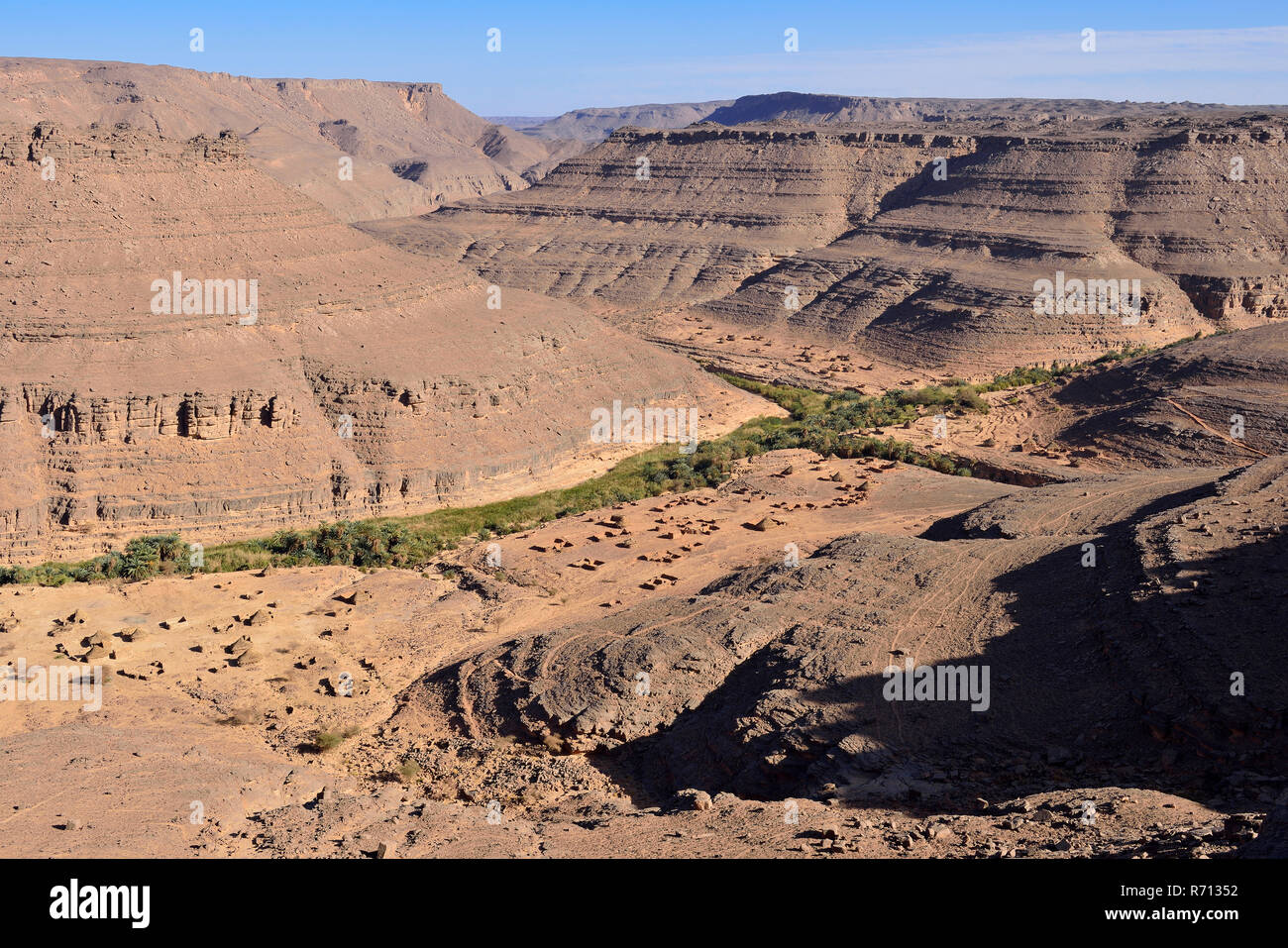 Vista sobre pueblo Idaran y Cañón Iherir, Tassili N'Ajjer Parque Nacional, Sitio del Patrimonio Mundial de la Unesco, el desierto del Sahara, Argelia Foto de stock