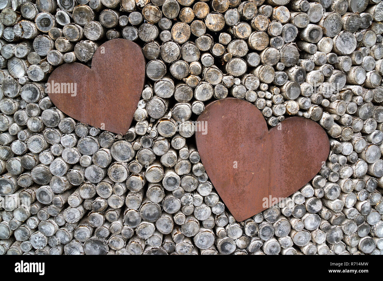 Corazones de metal en una pila de madera, el Allgäu, Baviera, Alemania Foto de stock