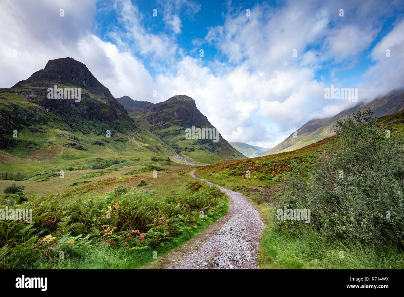 Senderos a través del valle de Glen Coe, Highlands, Escocia, Gran Bretaña Foto de stock