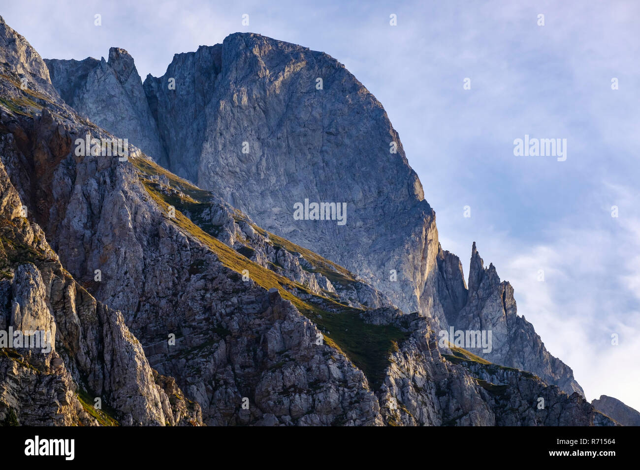 Cara de la roca, la montaña Kom Komovi Vasojevici, montañas, cerca de Andrijevica, Montenegro Foto de stock