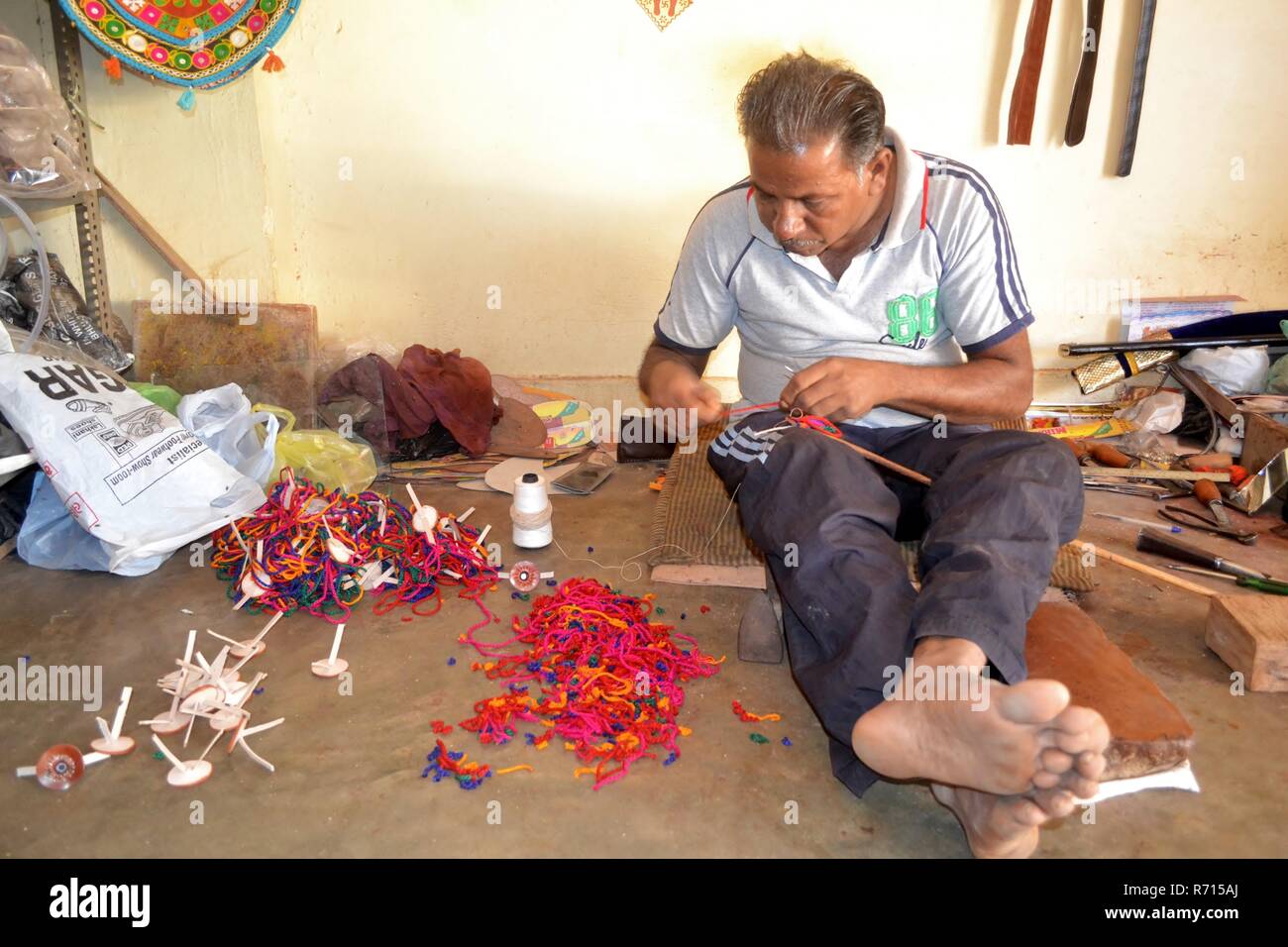 Un hombre haciendo calzado de cuero hechos a mano/Kutch//India de Gujarat Foto de stock