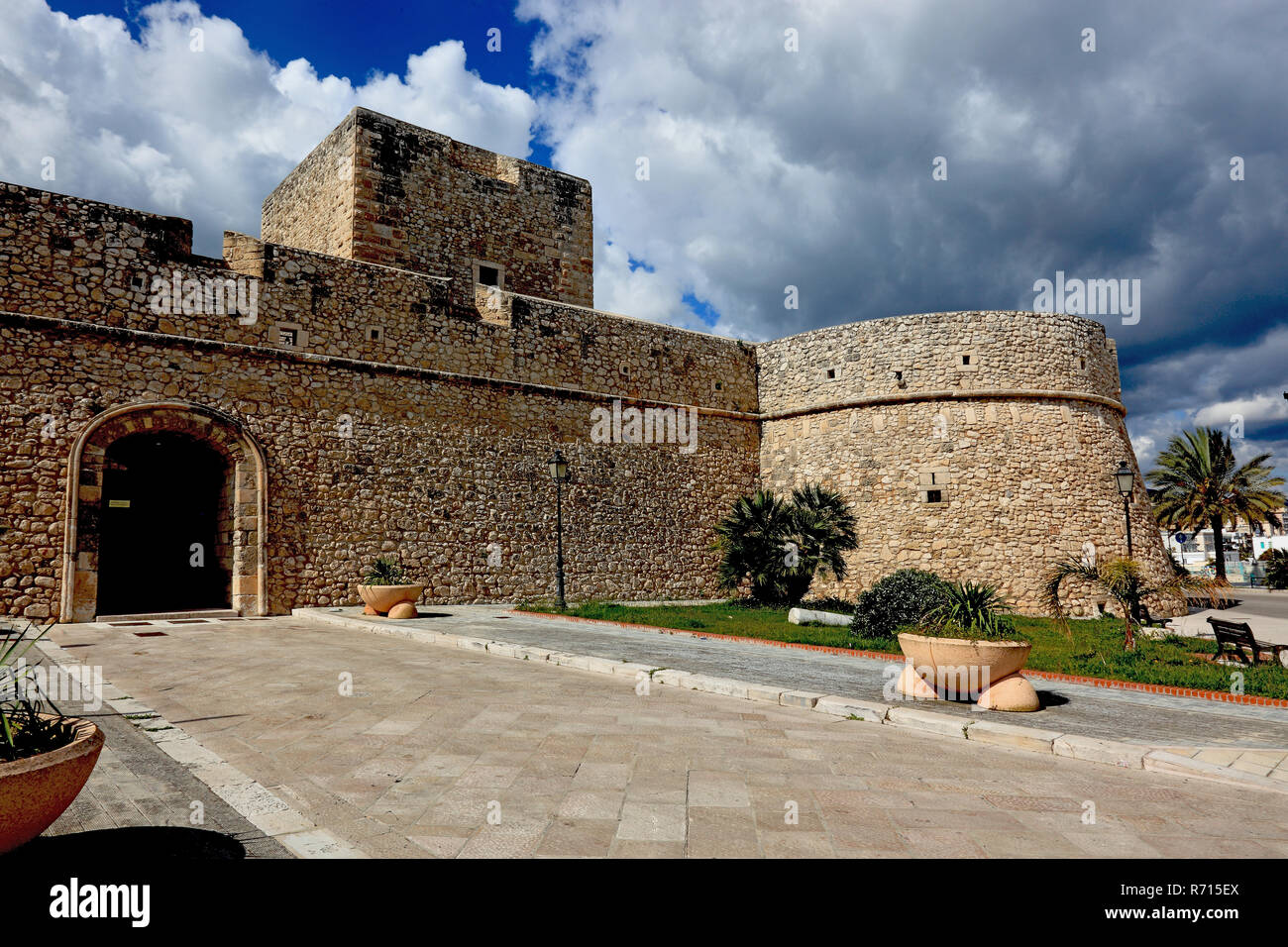 Castillo de Manfredonia, Museo Arqueológico Nacional, Apulia, Foggia, Italia Foto de stock