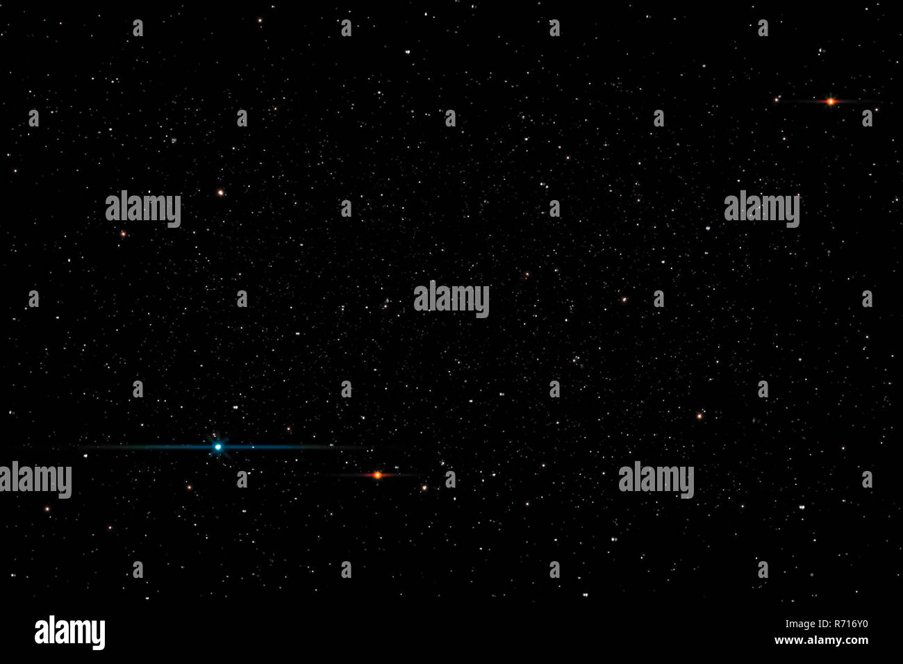 Las estrellas en el cielo nocturno de textura de fondo vía láctea resplandor de estrellas. El cielo está en las estrellas Foto de stock