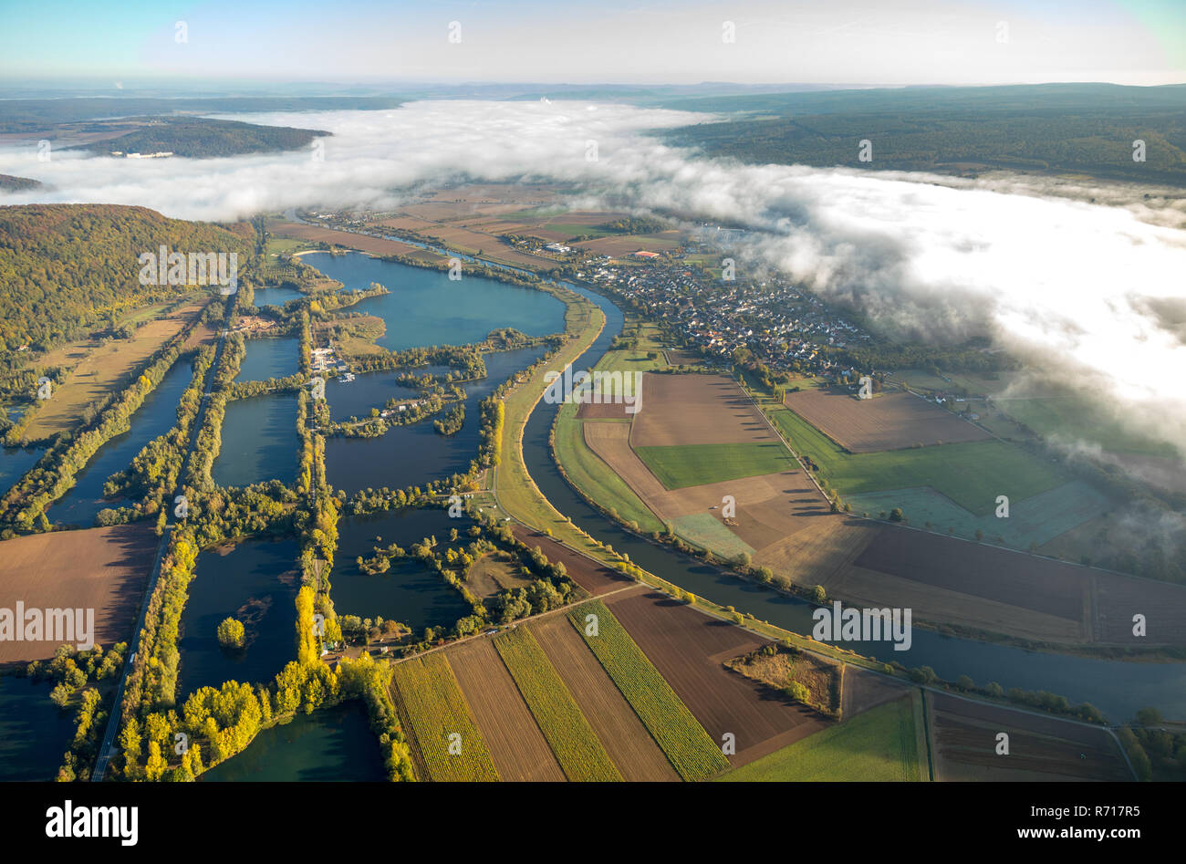Vista aérea, Höxter-Godelheim Leisure Park, el lago paisaje, nubosidad, Höxter, Baja Sajonia, Alemania Foto de stock