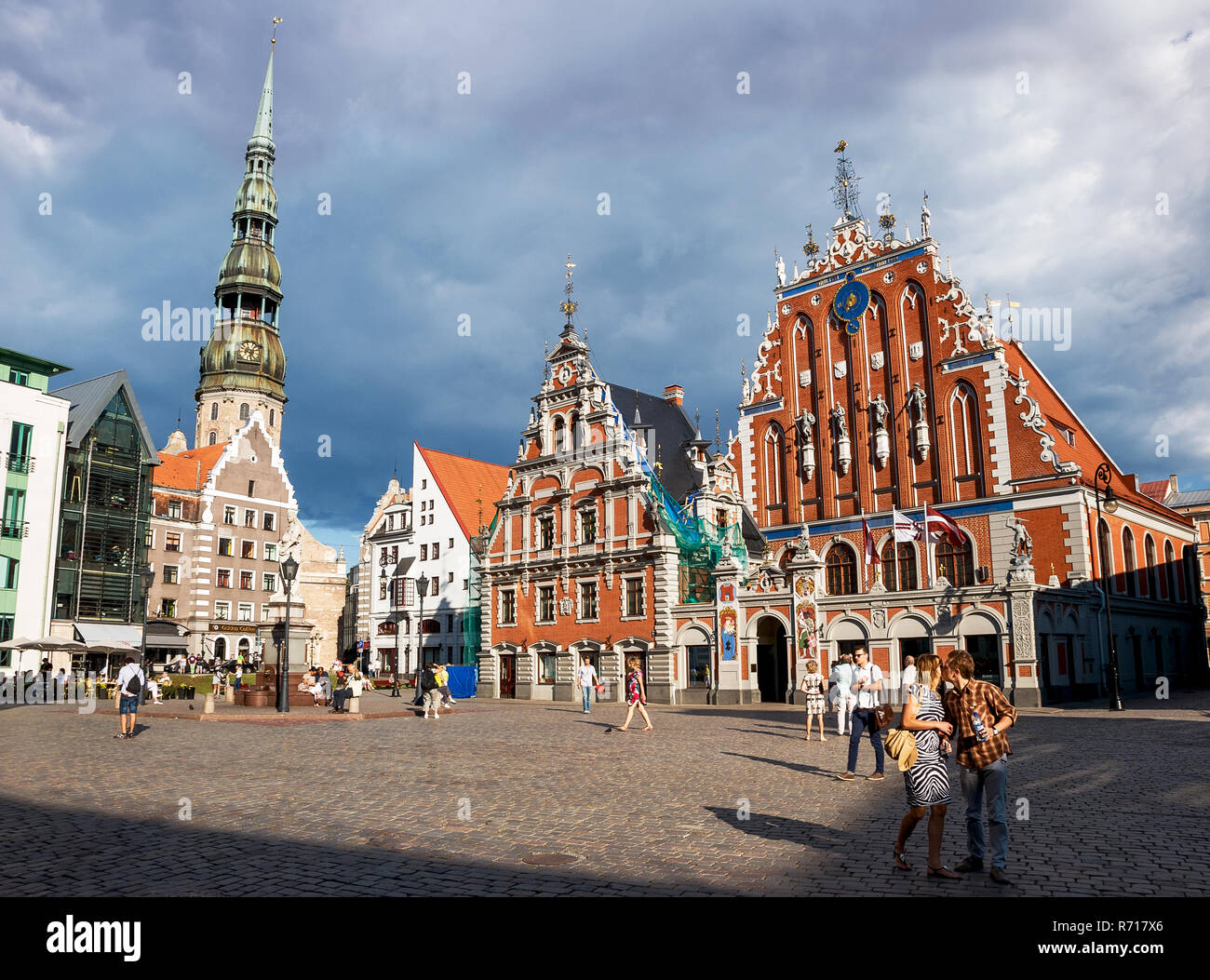 Casa de las Cabezas Negras, la plaza del ayuntamiento de Riga, Letonia. Foto de stock