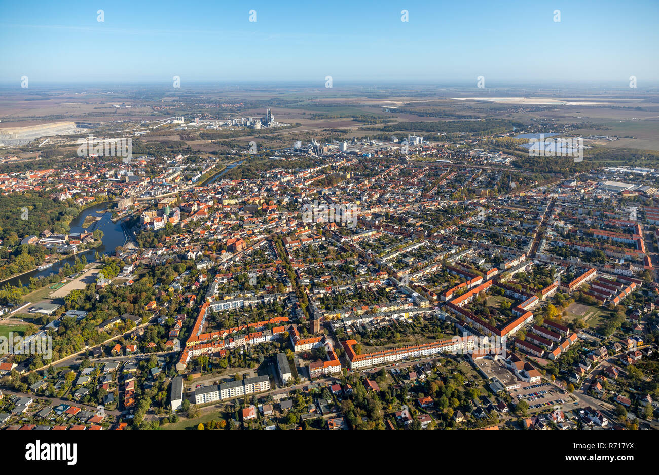 Vista aérea, Bernburg, vista de la ciudad, en el Estado federado de Sajonia-Anhalt, Alemania Foto de stock