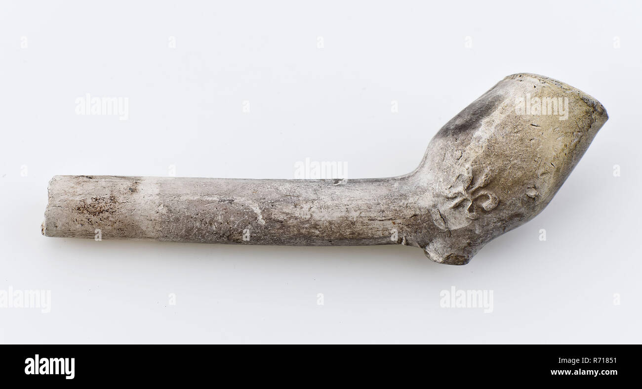 Tubo blanco tazón, inadvertida, repujado fleurs de lis en la hervidora, con tallo fragmento, arcilla fumar humo equipamiento planta cerámica cerámicas, pulsa arqueología horneadas Hillegersberg Hillegersberg-Schiebroek Rotterdam Noord Hillegersberg Zuid Juez Rottekade fumar tabaco suelo descubrimiento: 1869 al hacer la tapa Rottekade Rotterdam. Foto de stock