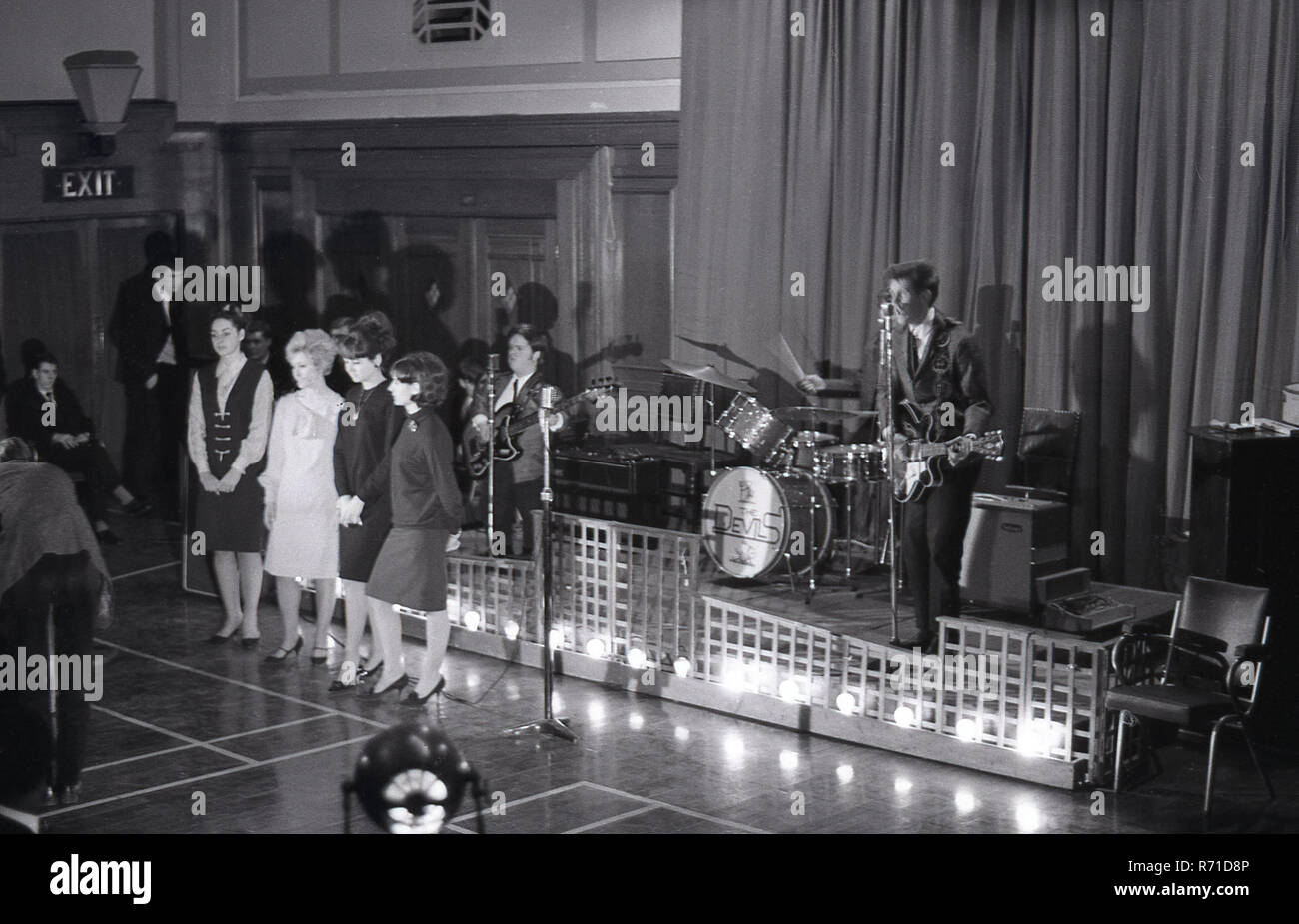 1960, históricos, música audition, mujeres jóvenes que tienen una audición como cantante, Inglaterra, Reino Unido.> Foto de stock