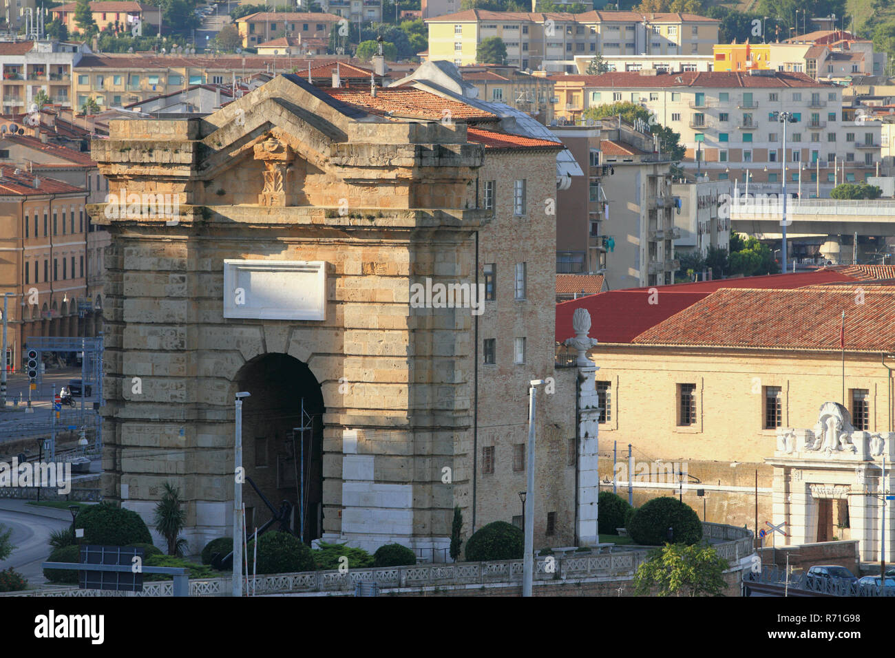 El antiguo arco de Porta Pia. Ancona, Italia Foto de stock