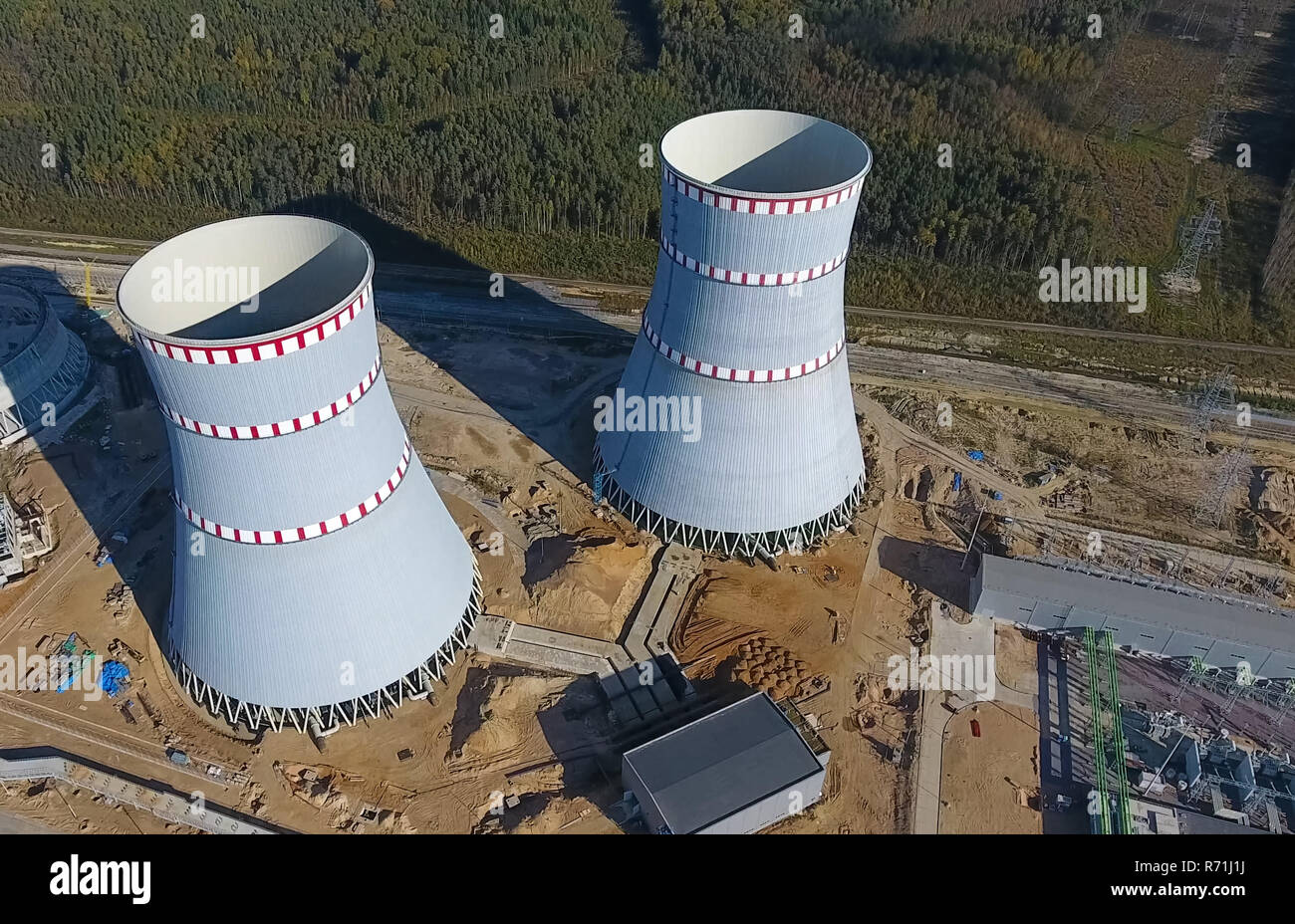 Encuesta aérea de una planta de energía nuclear en construcción. Instalación y construcción de una planta de energía. La energía nuclear Foto de stock