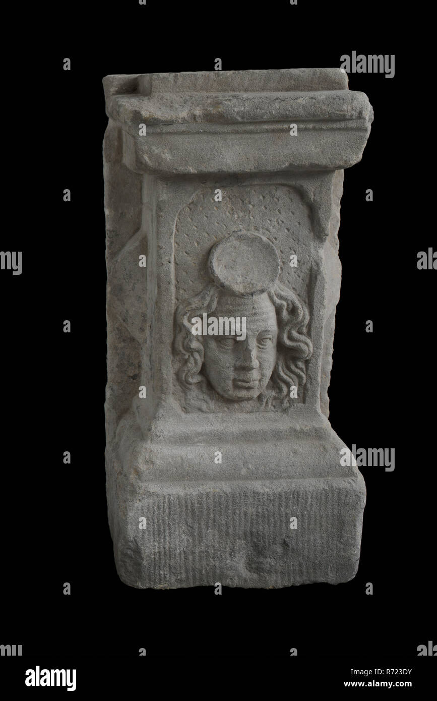 Sótano con cabeza, ornamento del sótano de piedra arenisca de componente del edificio rectangular esculpido, sótano con cara frontal con mechones de pelo que fluye. La frente es llamativamente arrugado y encima es hueca de forma oval. Foto de stock