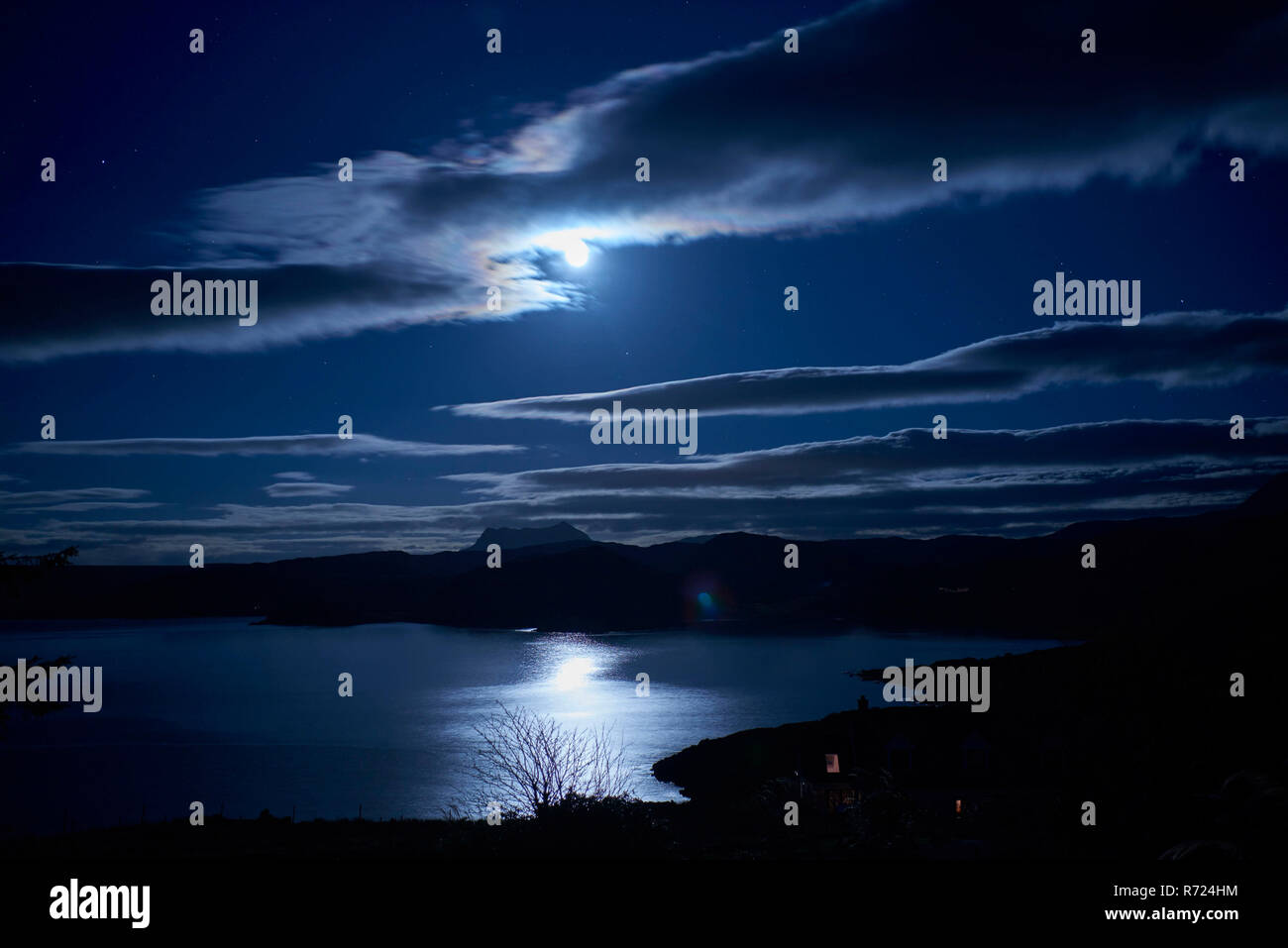 A la luz de la luna en la Bahía de Gruinard, Wester Ross, North West Highland en Escocia, Reino Unido Foto de stock