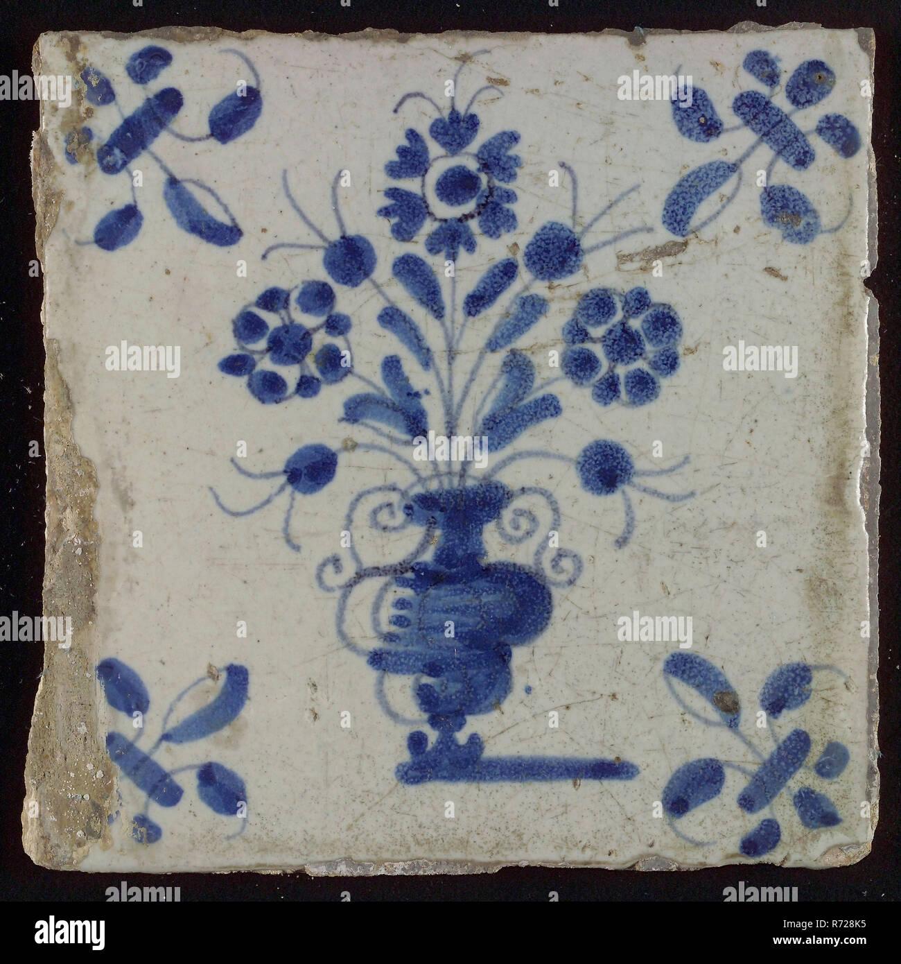 Mosaico, maceta en azul sobre blanco, esquina motif lily, azulejo de pared escultura mosaico de cerámica glaseada de barro cocido pintado vidriado 2x Foto de stock