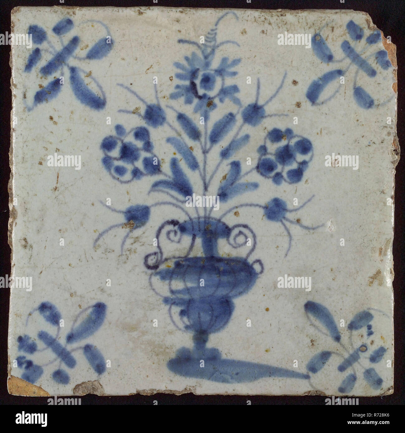 Mosaico, maceta en azul sobre blanco, esquina motif lily, azulejo de pared escultura mosaico de cerámica glaseada de barro cocido pintado vidriado 2x Foto de stock