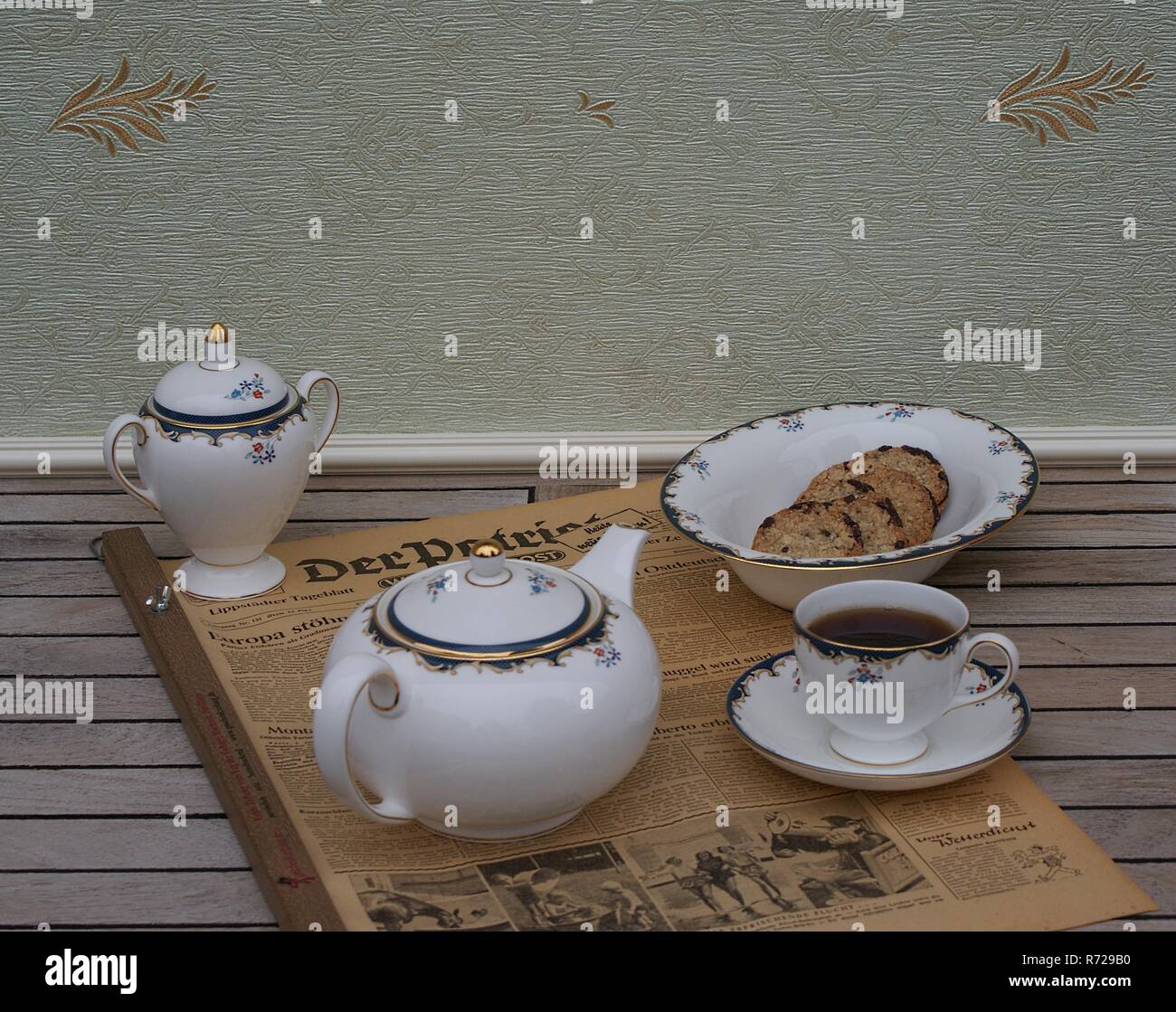Un juego de tazas de té vintage en un encaje