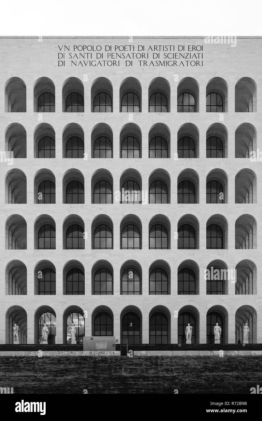 El Palazzo della Civiltà Italiana, EUR, Roma, Italia Foto de stock