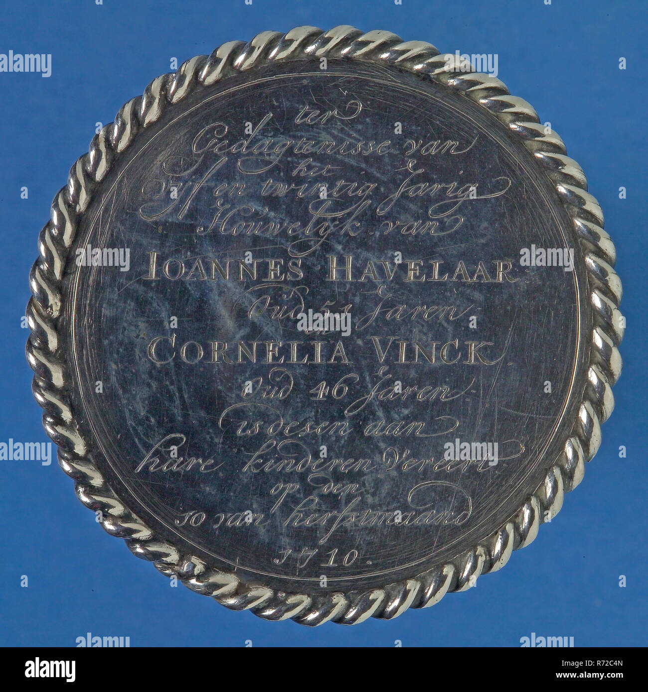 Medalla a los 25 años de matrimonio de Joannes Havelaar y Cornelia Vinck en 1710, medalla de plata medalla de boda grabado, cable edge) texto grabado grabado en ambos lados, para celebrar el vigésimo quinto aniversario de IOANNES HAVELAAR viejo de 51 años de edad y CORNELIA VINCK viejo de 46 años desen para honrar a sus hijos el 10 de octubre de 1710, el matrimonio de Rotterdam vinotecas wineglass Foto de stock