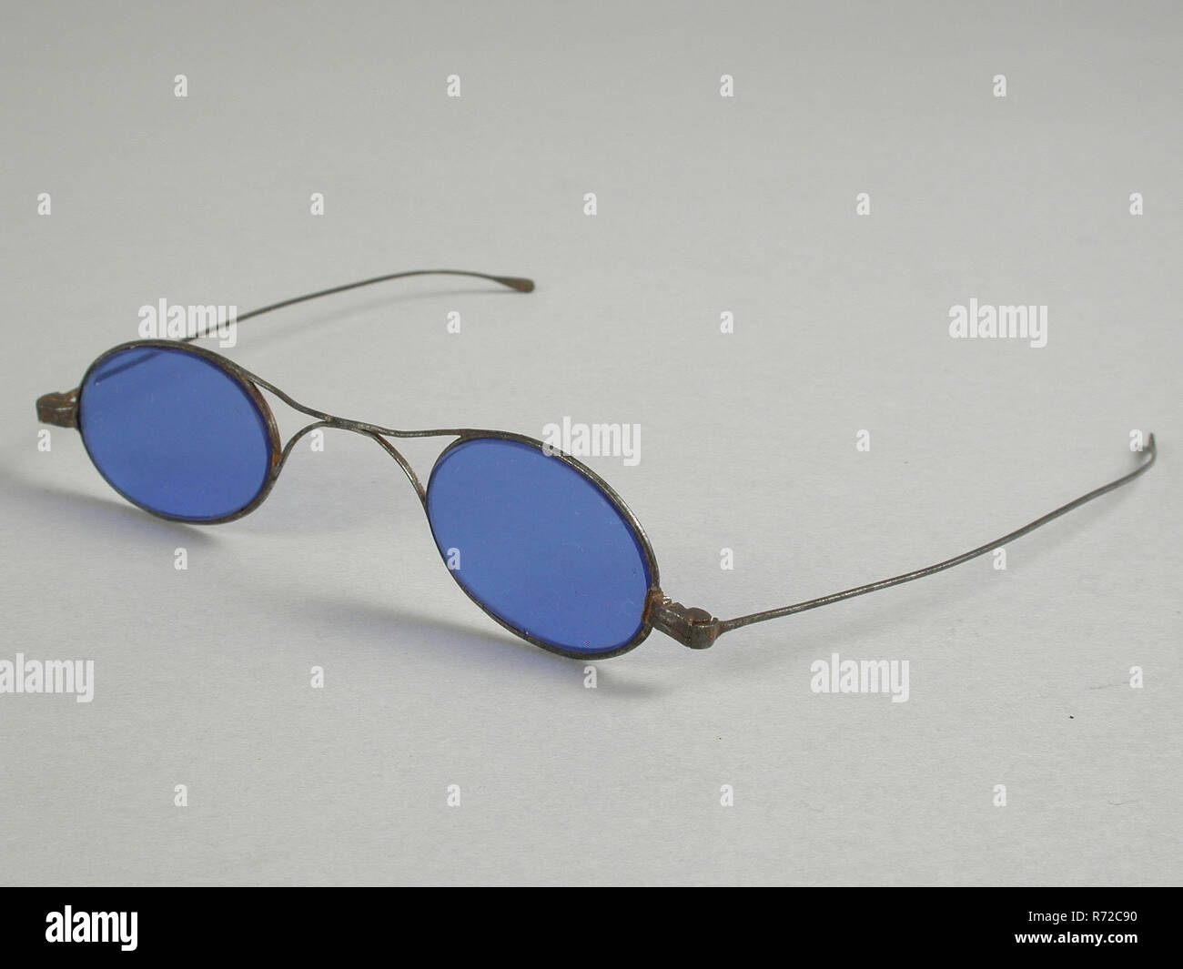 Gafas de sol, gafas, óvalo azul pequeño bastidor fino de hierro, K-puente  en forma recta y delgadas plumas, gafas de sol, gafas equipo ocular de  hierro y vidrio, cristal, cristal 3,3 w