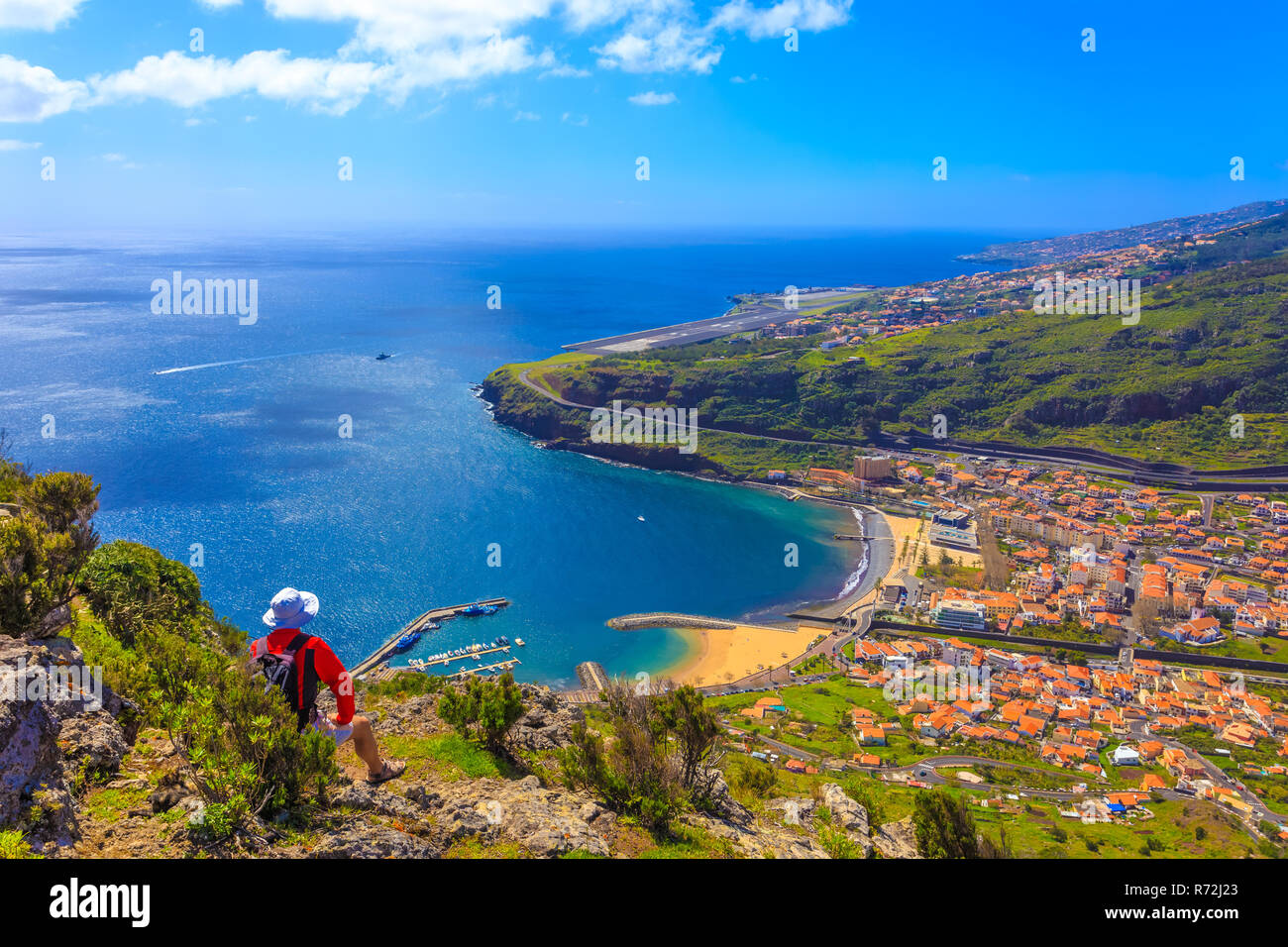 Turista disfrutar de la panorámica de la bahía de Machico en la isla de Madeira, región Foto de stock