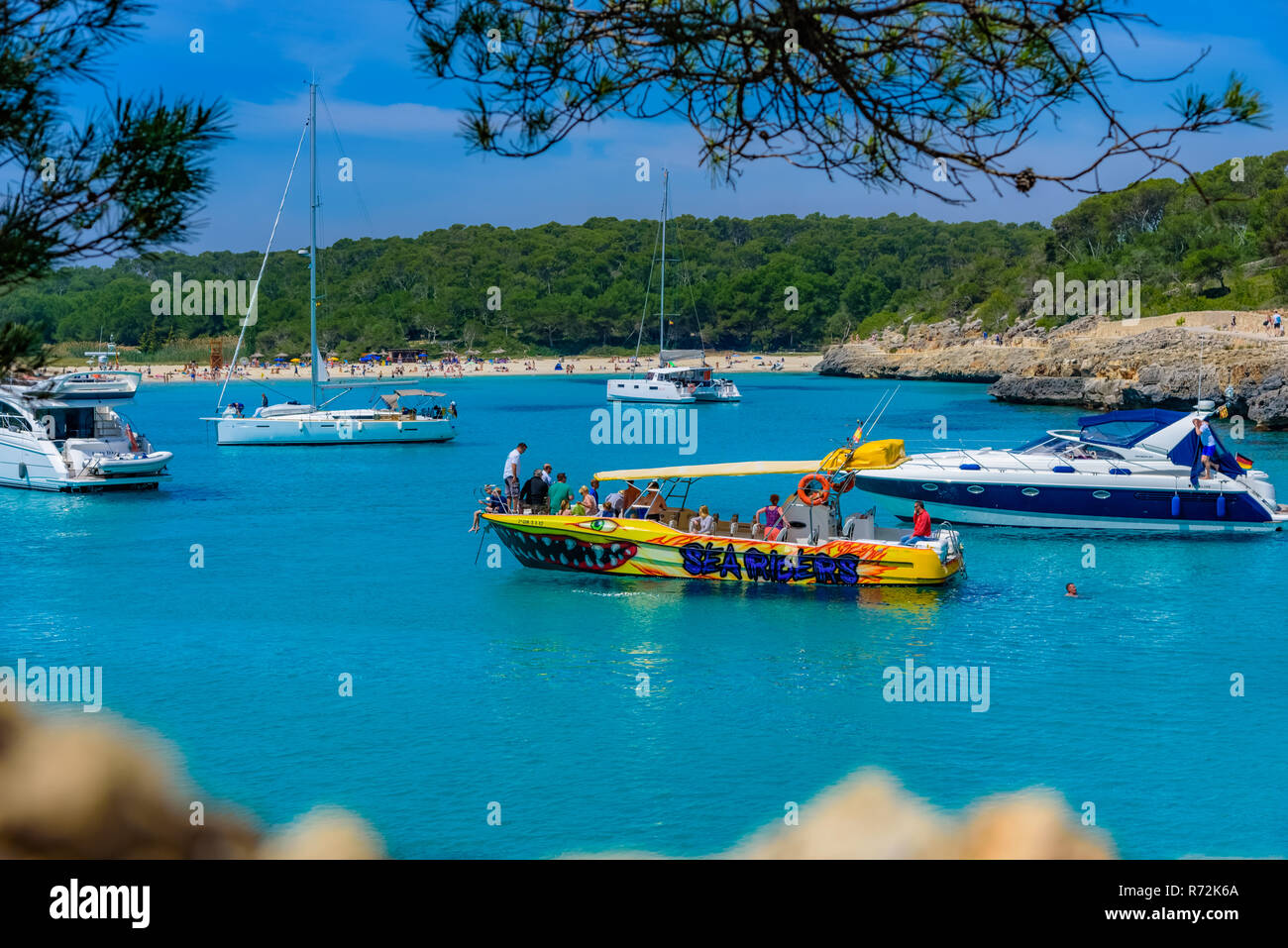 Palma Mallorca, España - 20 de mayo de 2018, personas que disfrutan de unas vacaciones de verano en el velero, en la isla de Mallorca Foto de stock