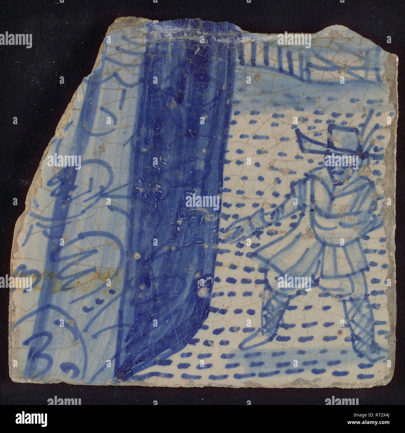 Baldosa suelta del tapete "aro", sobre la cual sembrador en azul, baldosas cerámicas de fragmento de material de archivo de imagen Esmalte vidriado de estaño, en forma hecha horneados horneados pintado de azulejos vidriados tableau 'Aro' sembrador en el campo se muestran bastante gruesas. Parte izquierda de la túnica de la mujer que es la personificación de la esperanza. Hornear gris amarillo raspó loza marcados en la parte posterior número de ubicación en la parte trasera: * 13 live Foto de stock