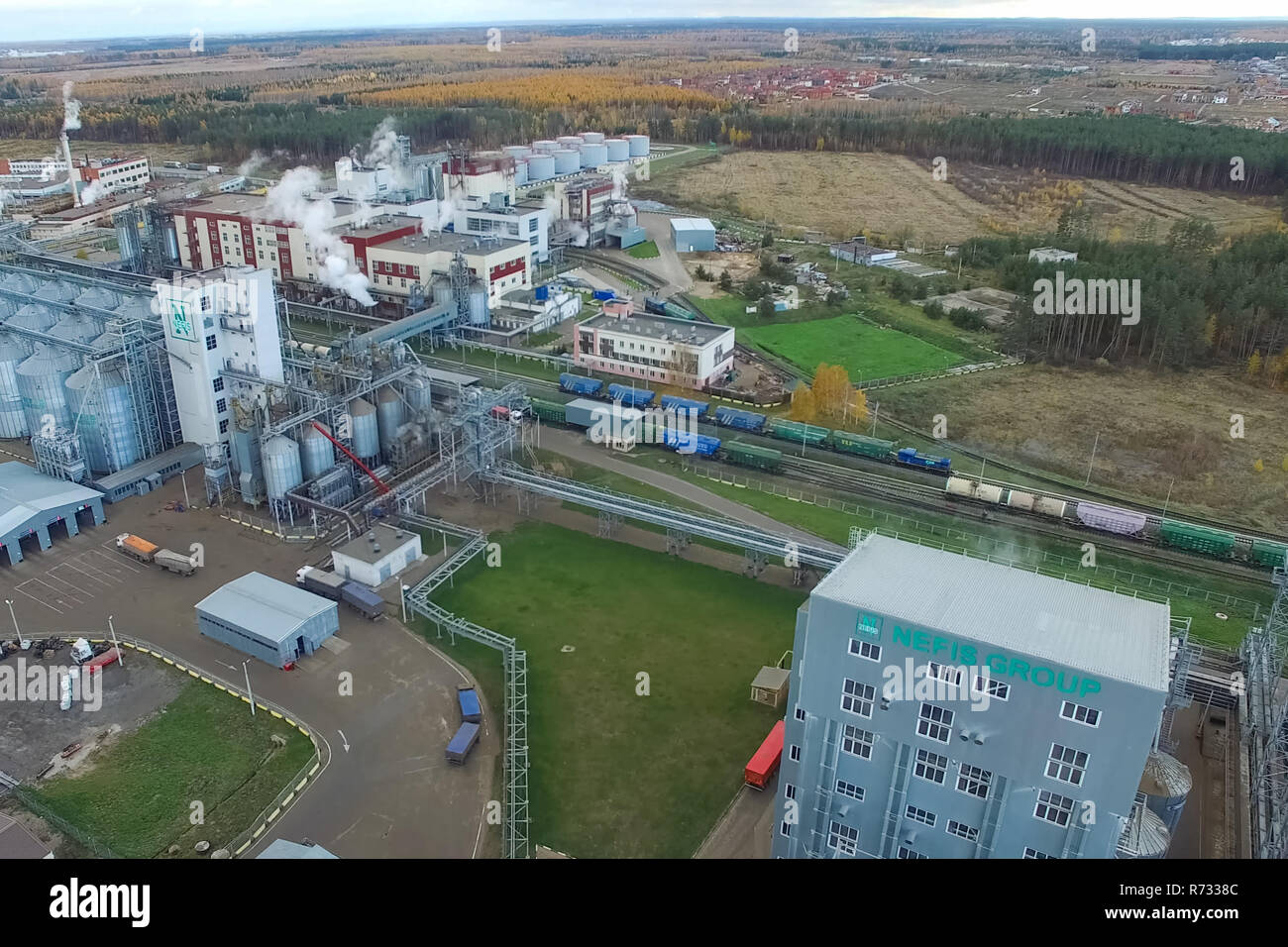 Planta de grasa. Fábrica para procesar la grasa y el aceite. La producción industrial de alimentos Foto de stock