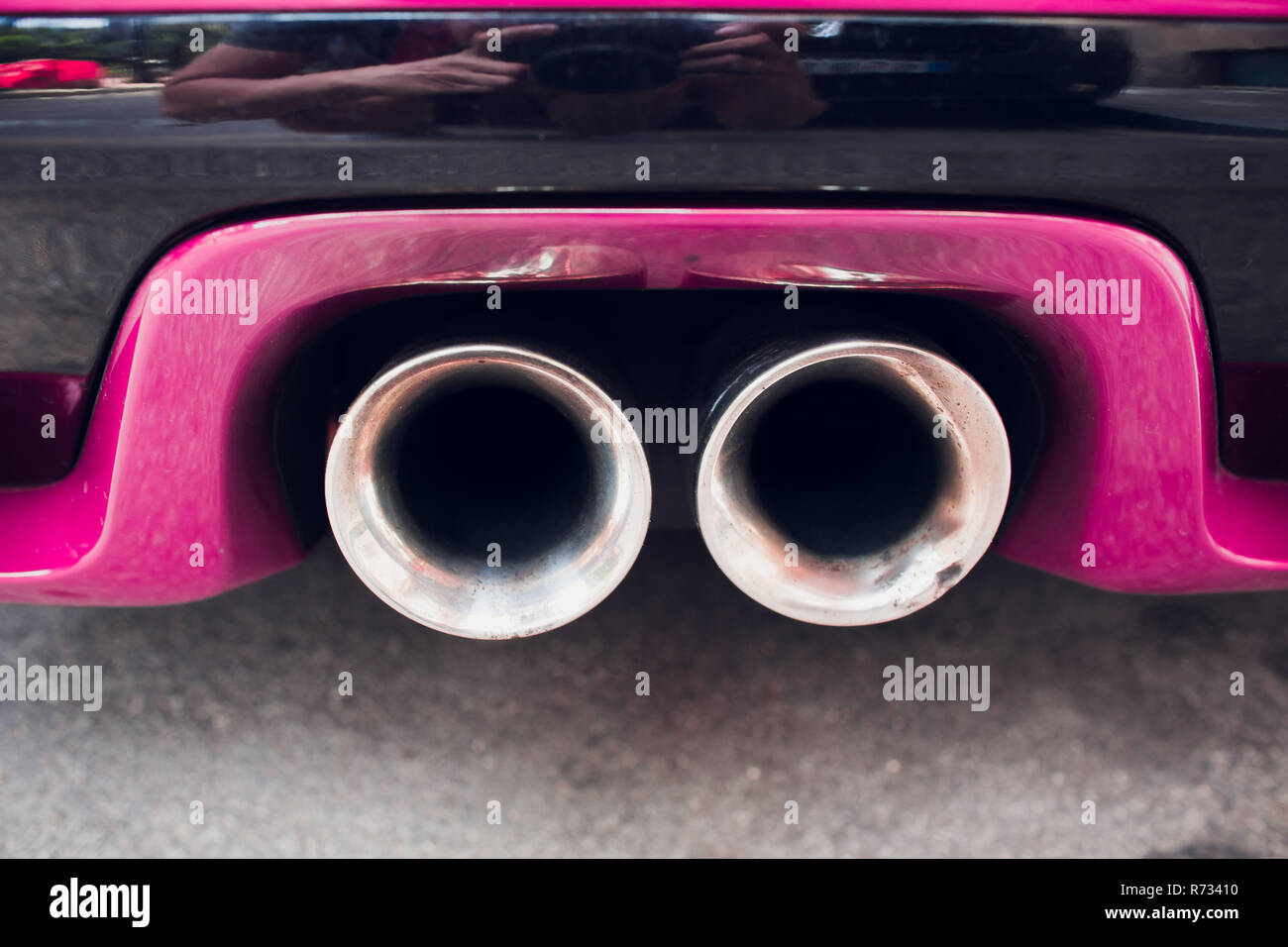 Nueva generación de silenciadores deportivos. Cola de escape coche  rectangular rosa Fotografía de stock - Alamy