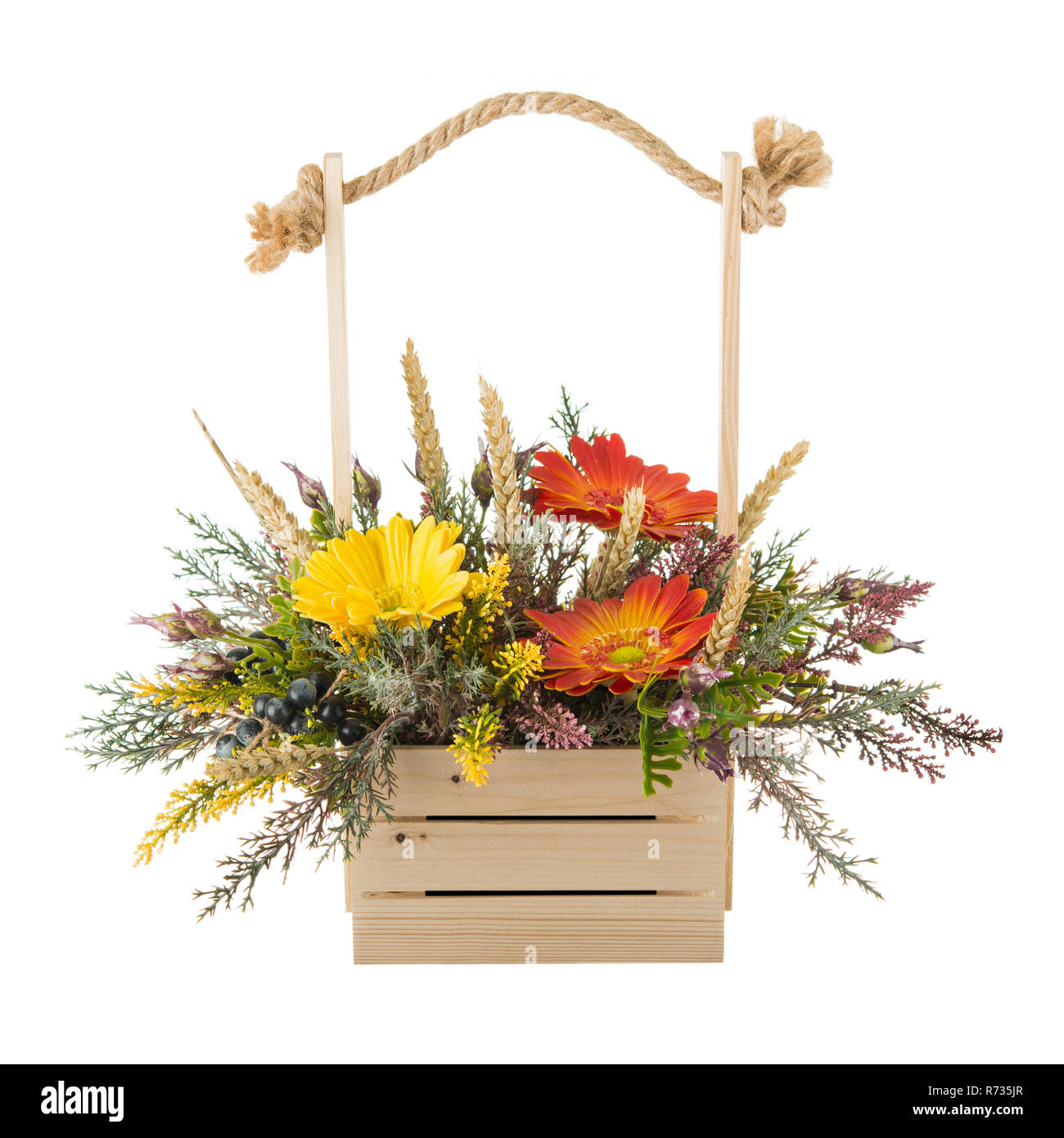 Bouquet de flores arreglo en canasta de pino aislado sobre fondo blanco  Fotografía de stock - Alamy