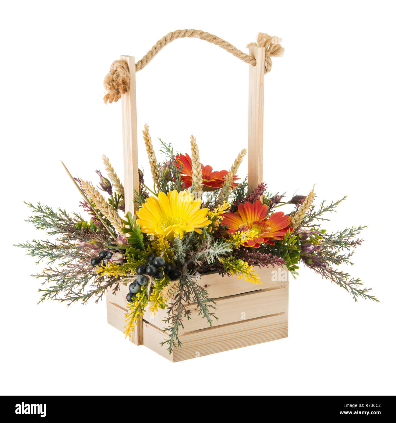 Bouquet de flores arreglo en canasta de pino aislado sobre fondo blanco  Fotografía de stock - Alamy
