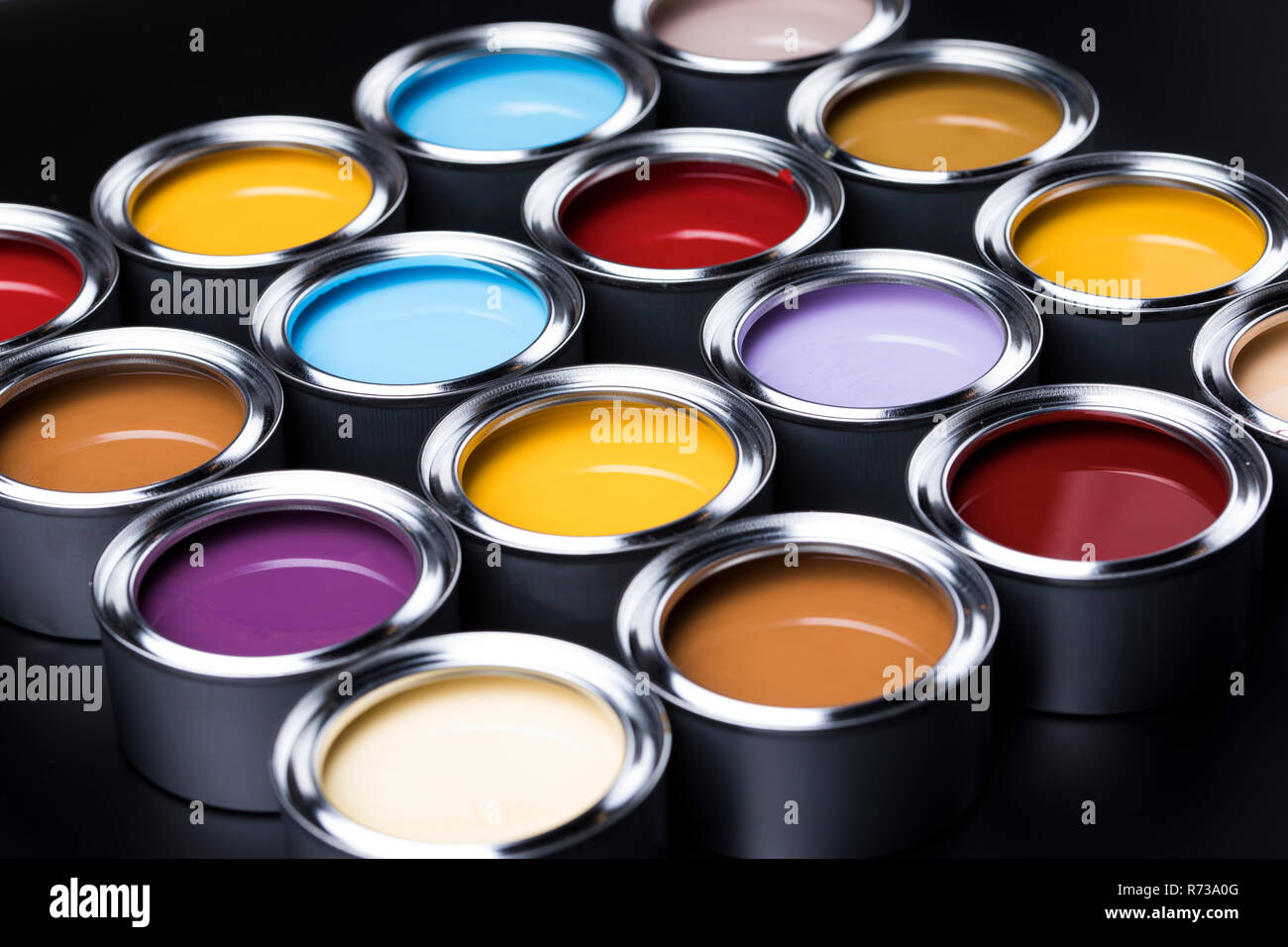 Color de fondo de varios botes de pintura Fotografía de stock - Alamy