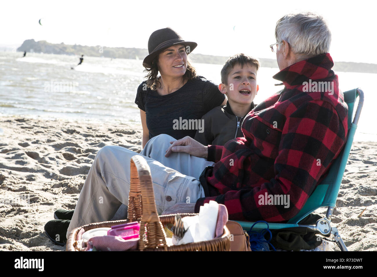 Hombre adulto senior con mi hija y nieto, disfrutar de la playa Foto de stock
