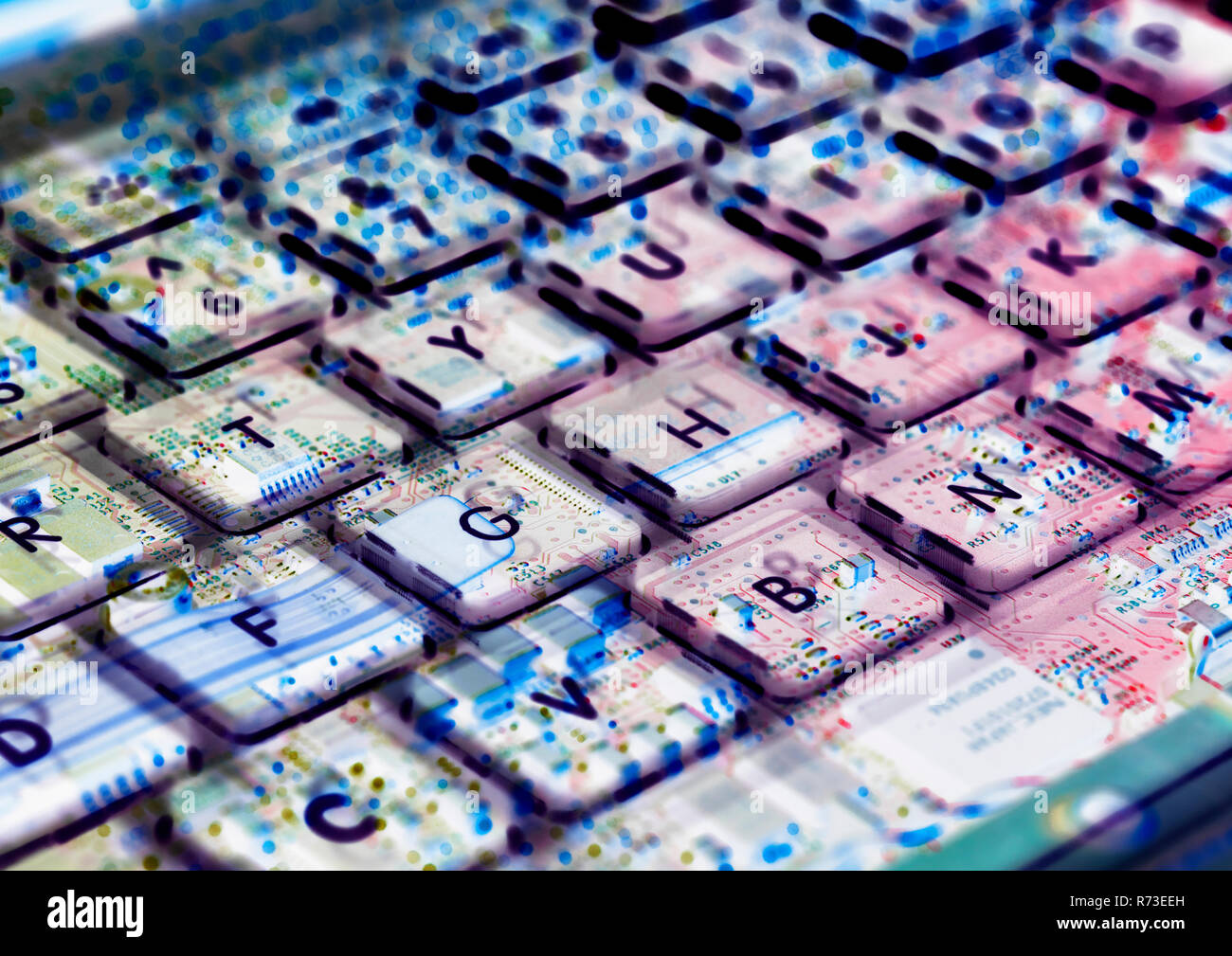 La exposición múltiple de ordenador portátil que muestra el teclado y la tarjeta de circuitos a continuación Foto de stock