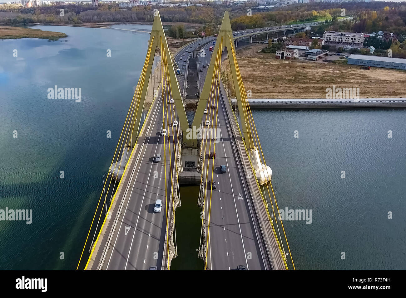 Puente sobre el río hermoso. El puente de la carretera de cables Foto de stock