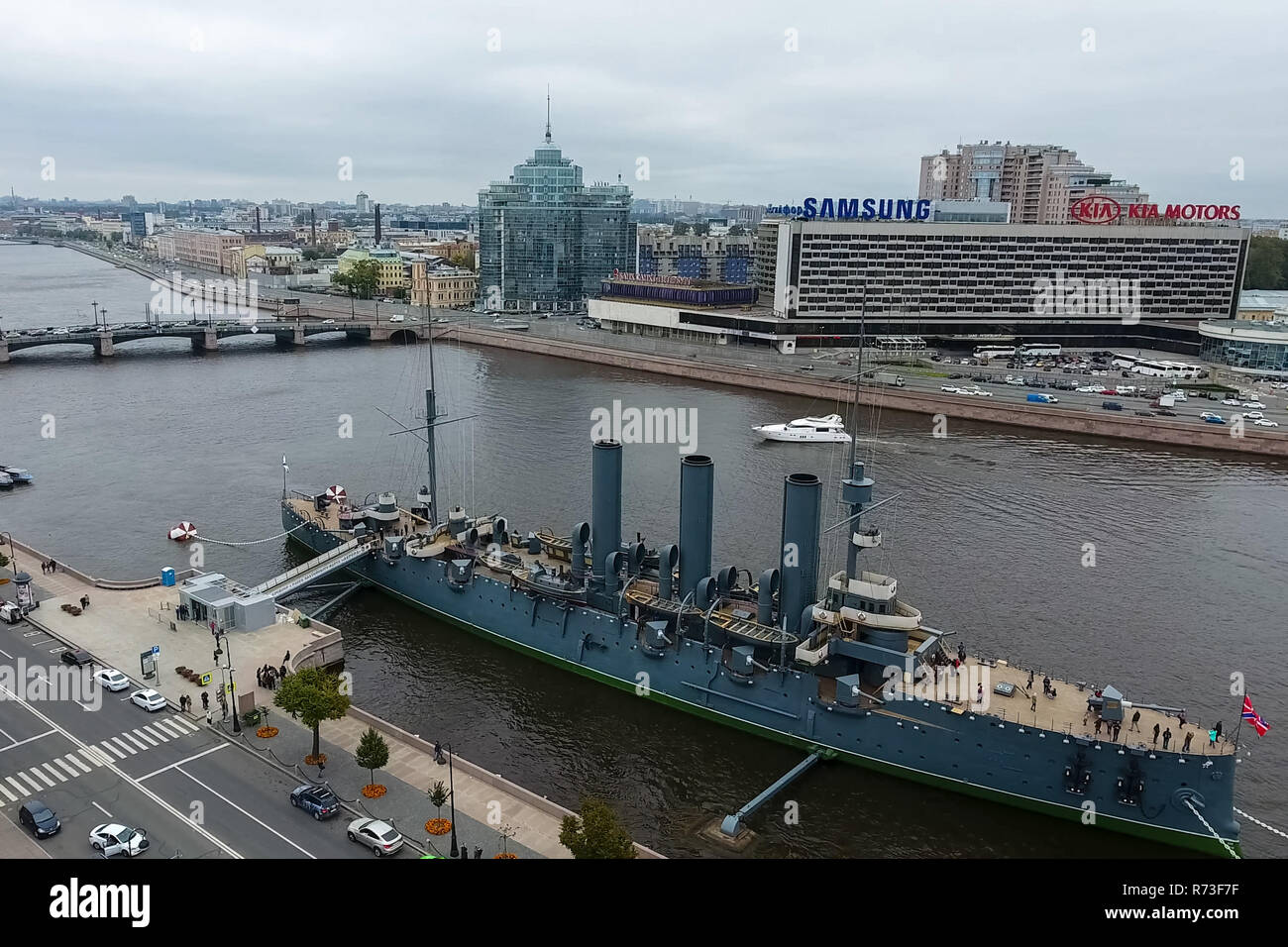 Crucero Aurora en el río neu, la ciudad de San Petersburgo. Abierto a los turistas. El símbolo de la revolución de 1917. Foto de stock