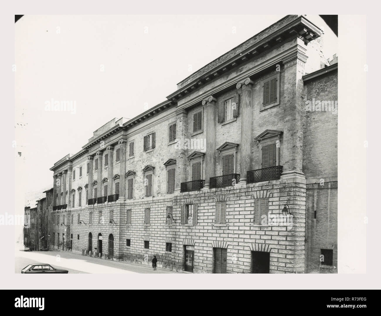 Perugia Umbria Gubbio Palazzo Ranghiasci-Brancaleoni, esta es mi Italia, el país de la historia visual, las tres vistas de la fachada neoclásica. Foto 1982 Foto de stock