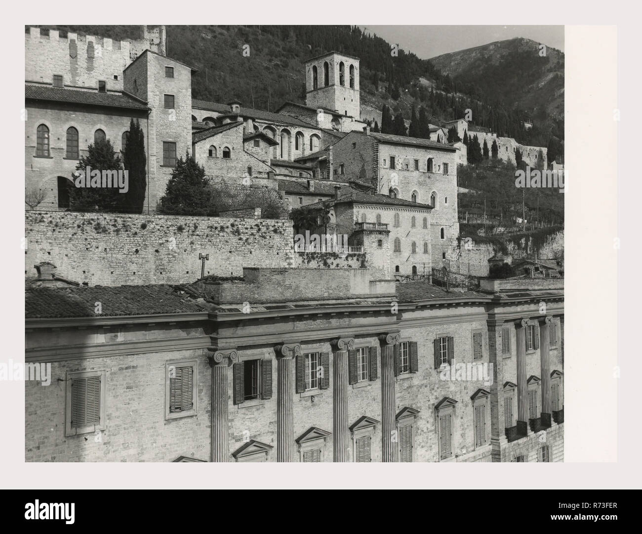 Perugia Umbria Gubbio Palazzo Ranghiasci-Brancaleoni, esta es mi Italia, el país de la historia visual, las tres vistas de la fachada neoclásica. Foto 1982 Foto de stock