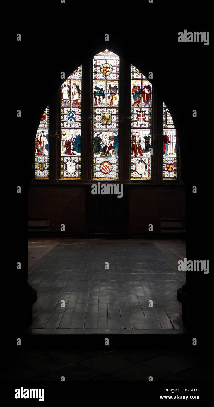 El arco actúa como un marco para la vidriera de la Catedral de Chester Foto de stock