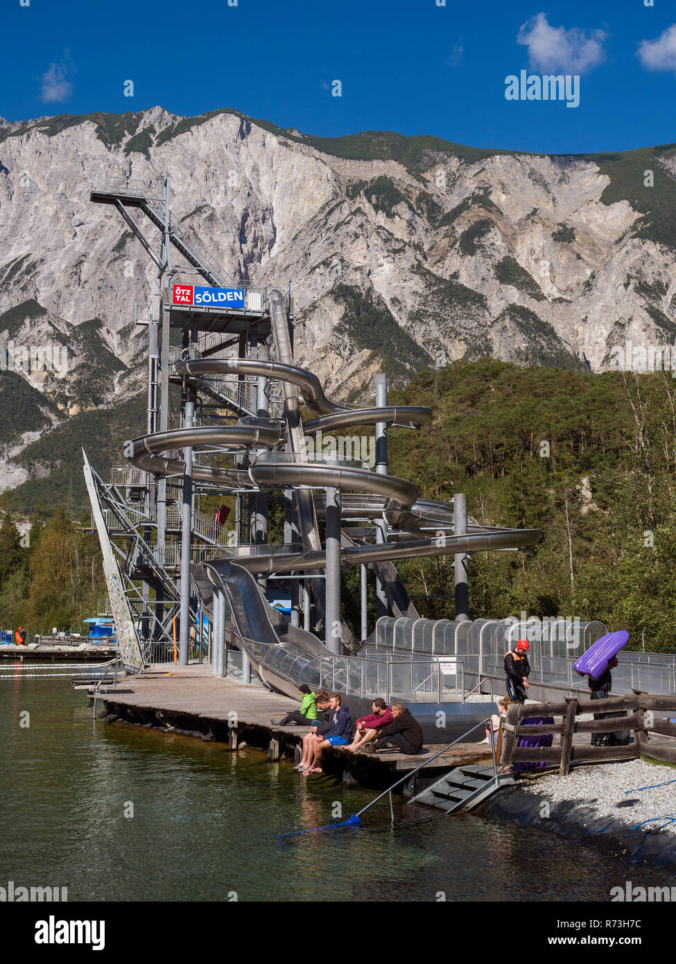 El tobogán de parque de deportes al aire libre, zona 47, Ötztal-Bahnhof, Imst, Tirol, Austria, Europa Foto de stock