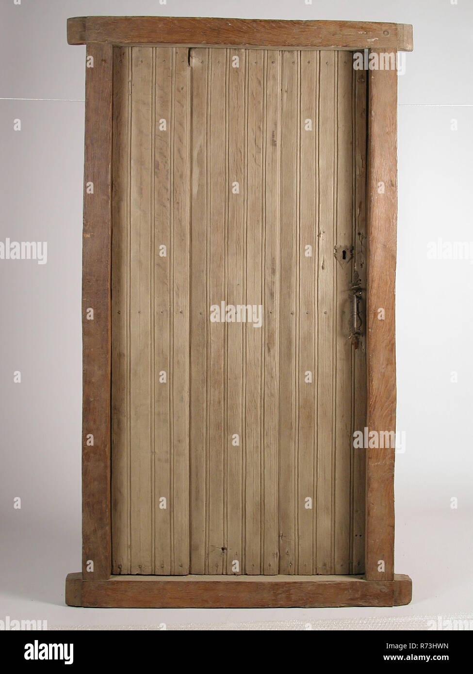 En el marco de la puerta, la construcción de parte del marco de la puerta  de roble de madera aserrada, cepillada clavado levantó puerta compuesta de  tres tablones verticales y tres tacos