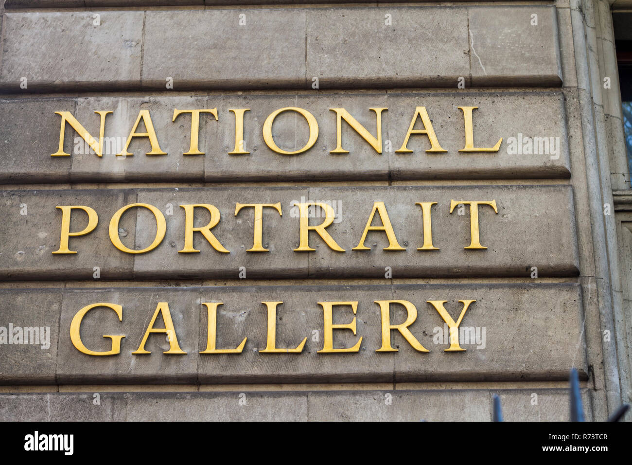 National Portrait Gallery, oro sign signo de latón, esculturas, piezas de arte, atracción turística, cosas que hacer Londres Reino Unido Gran Bretaña la Foto de stock