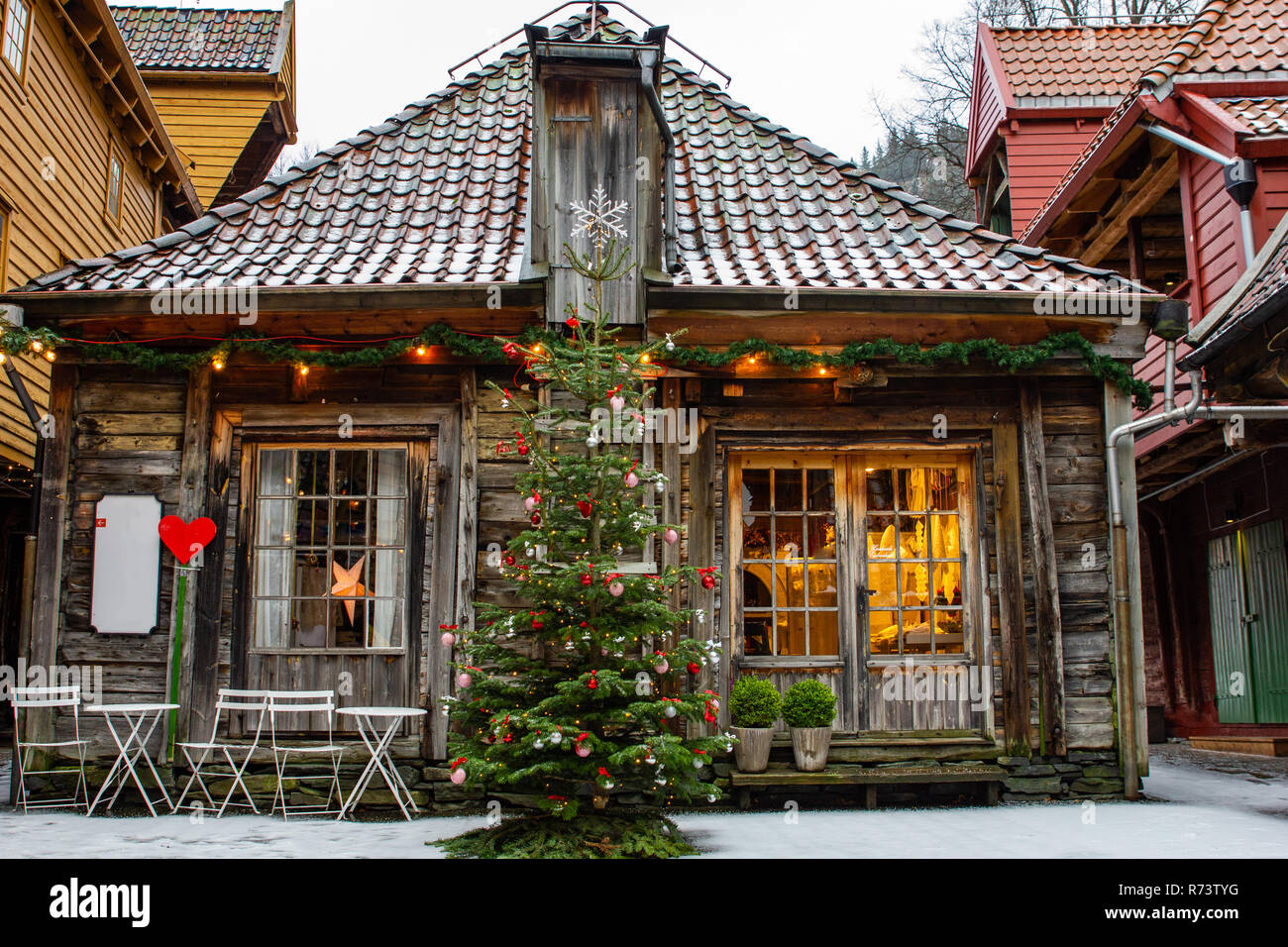 Pequeña casa de madera en la calle de Bergen en Noruega durante el invierno Foto de stock