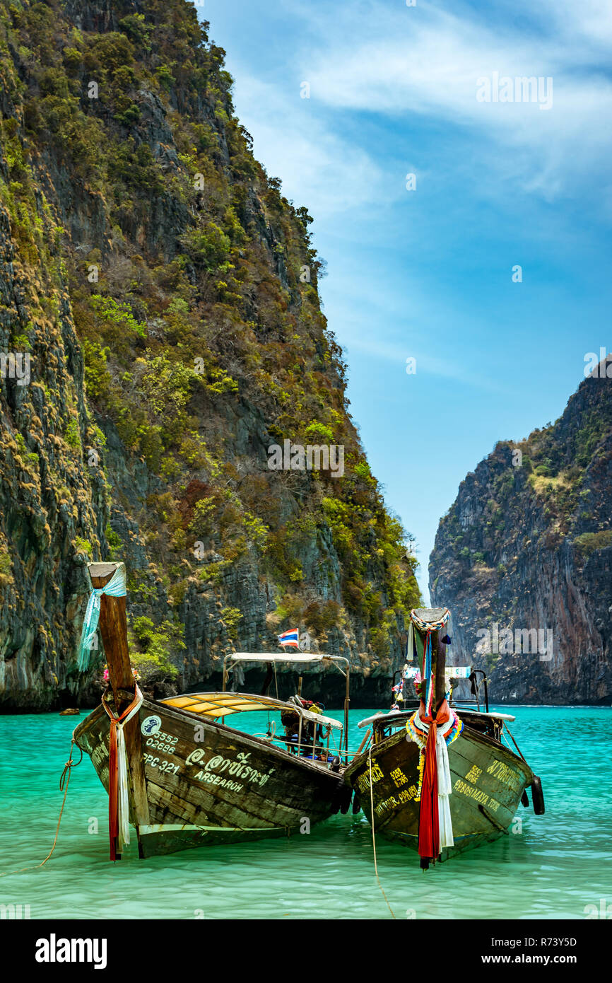 Dos barcos turísticos moared "longtail" en la hermosa bahía de Maya, famosa por la película La playa, cerca de la isla Phi Phi, en el sur de Tailandia. Foto de stock