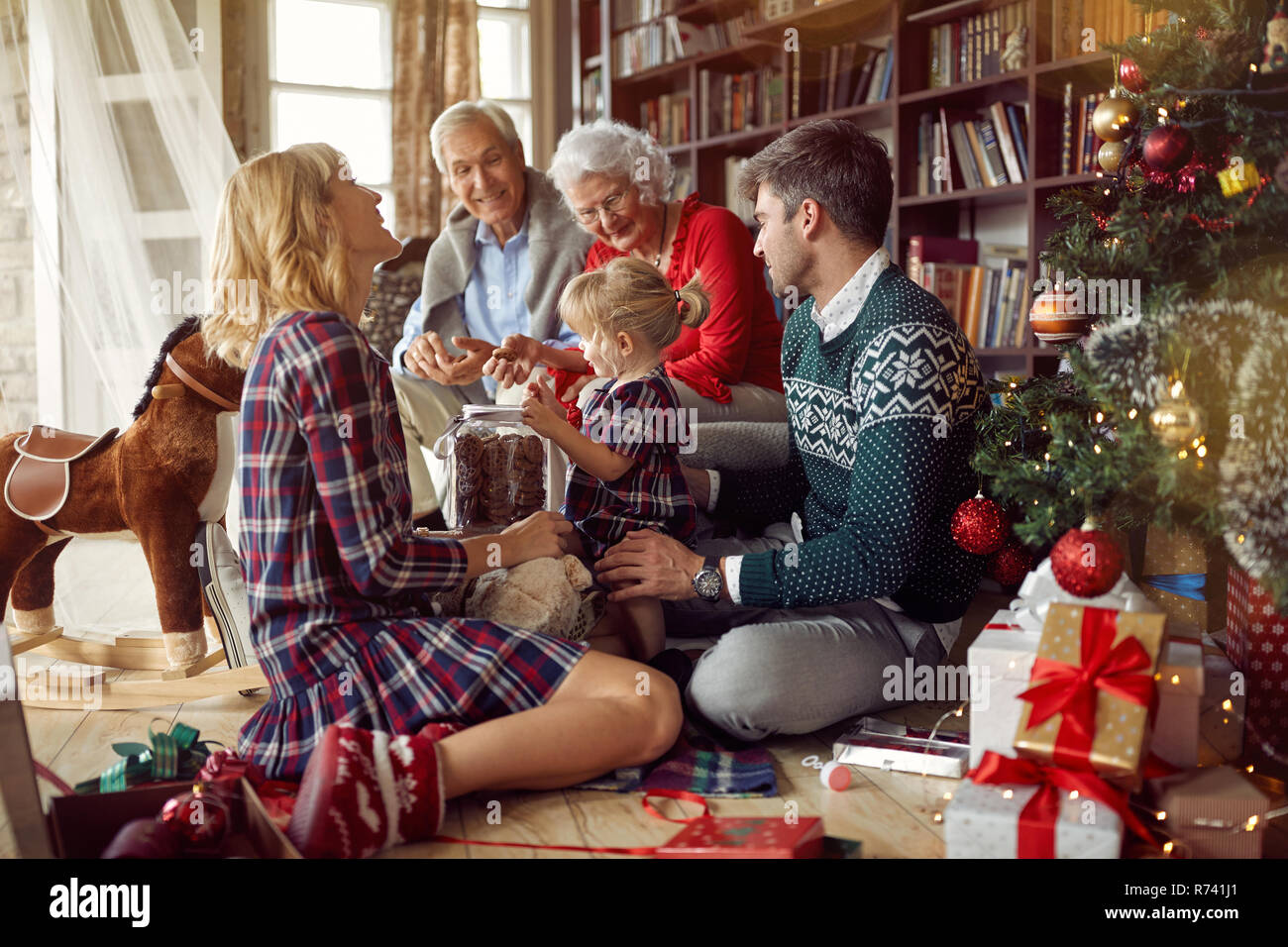 Navidad - retrato de familia juntos en familia Feliz Navidad Foto de stock
