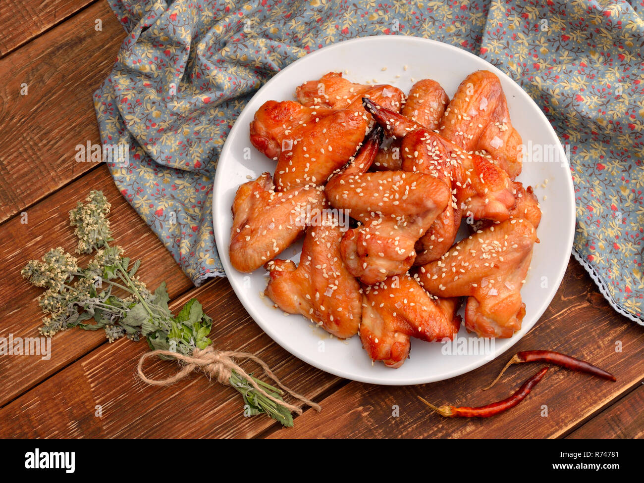 Alas de pollo horneado con miel. Foto de stock