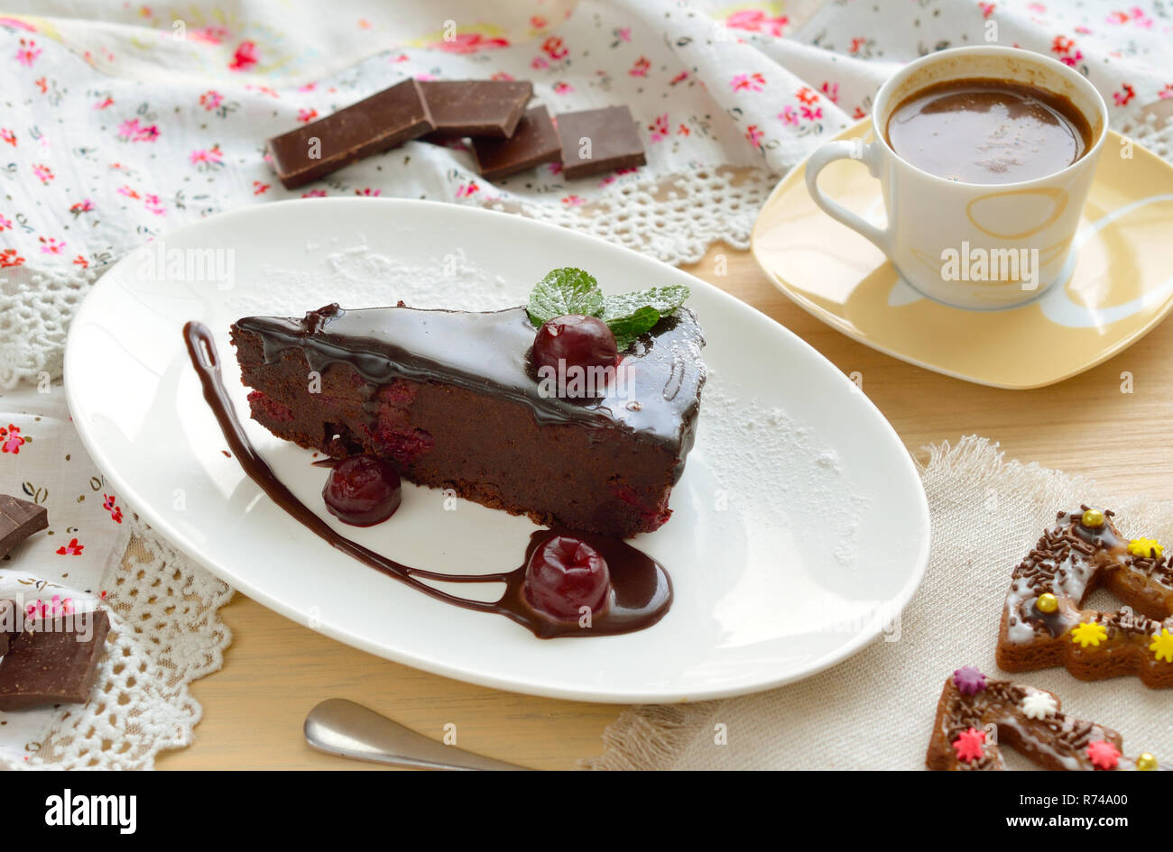 Tarta de chocolate doble Cherry volcado con café Foto de stock