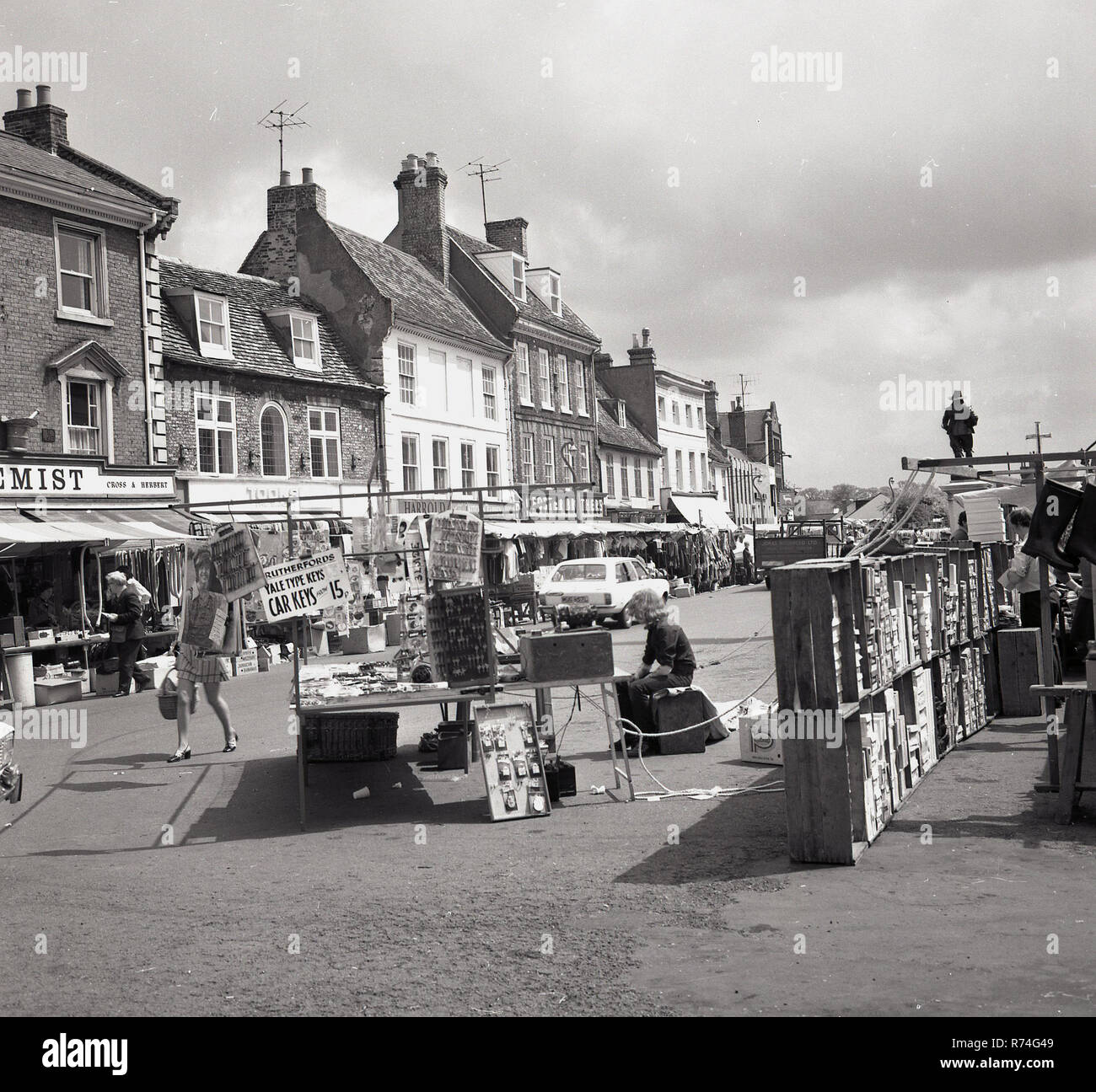 1960, histórica, un mercado al aire libre en el norte de la ciudad de la  campiña inglesa, con puestos de venta de artículos de uso cotidiano, las  llaves, la ropa y los