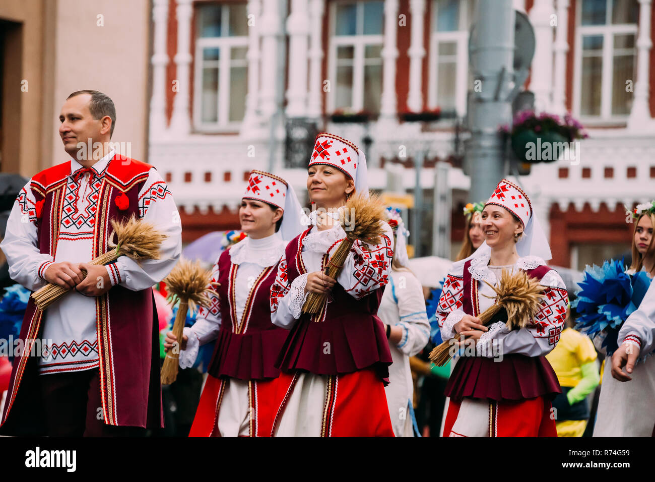Gomel, Bielorrusia - Julio 3, 2018: Las personas hombre y mujer en la  tradicional nacional popular bielorruso trajes étnicos participen en el  desfile dedicado a t Fotografía de stock - Alamy