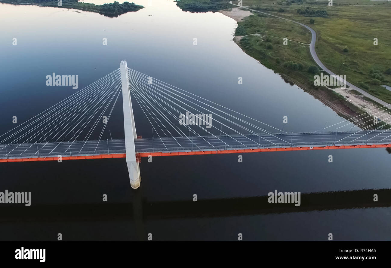 Puente sobre el río hermoso. El puente de la carretera de cables Foto de stock