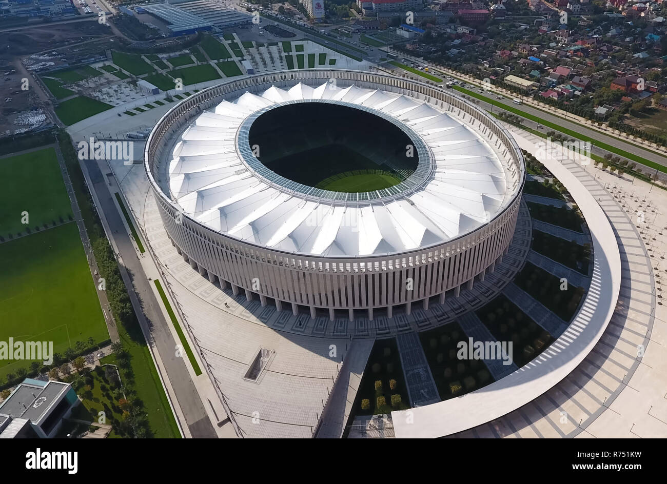 Estadio de Krasnodar en la ciudad de Krasnodar. El moderno edificio del estadio en el sur de Rusia. Foto de stock